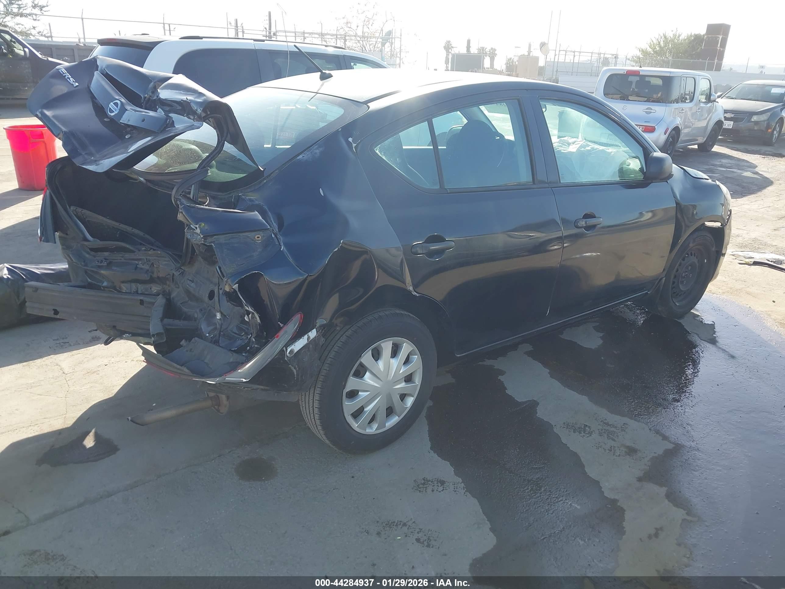 NISSAN VERSA image 4