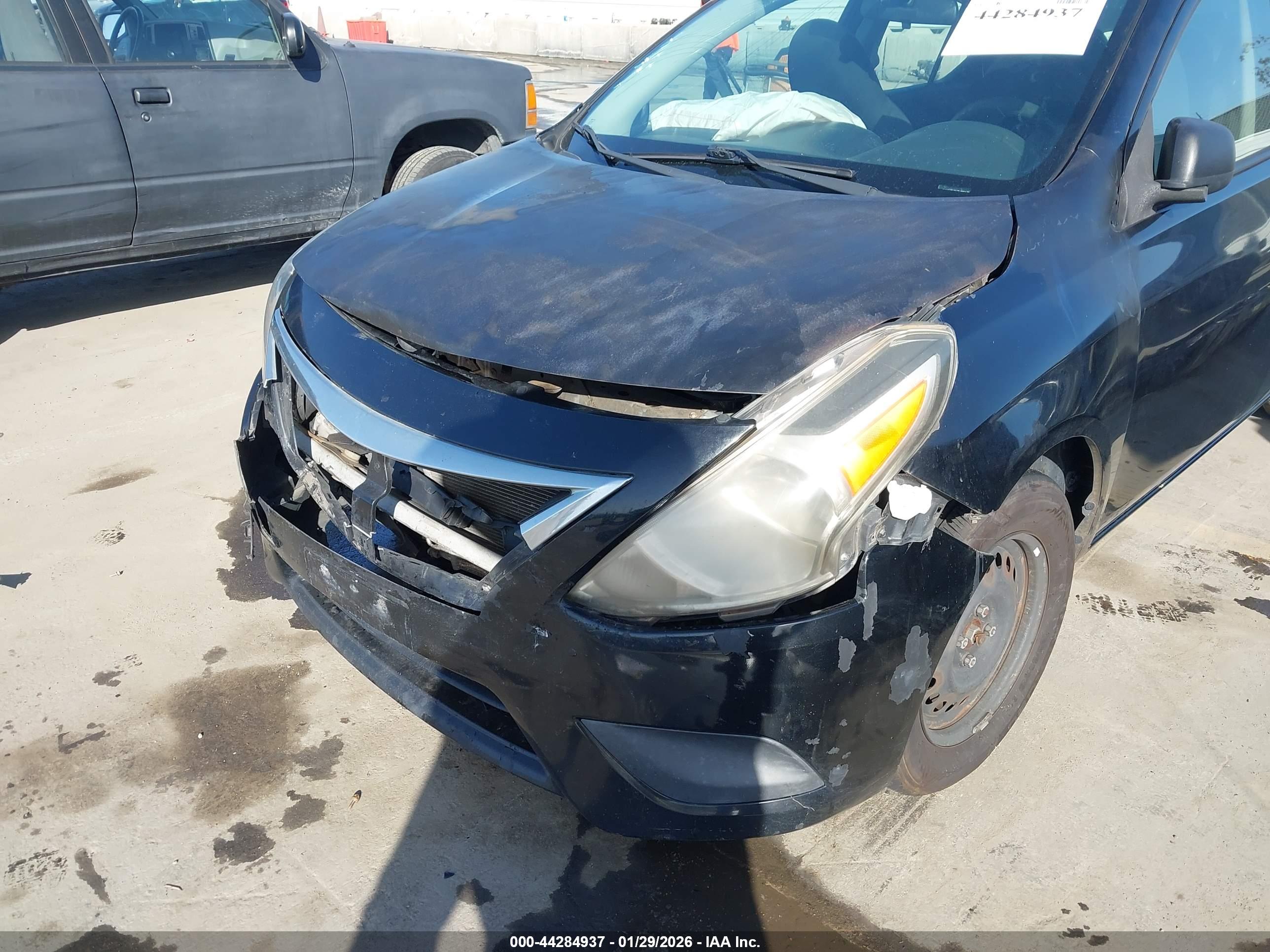 NISSAN VERSA image 6