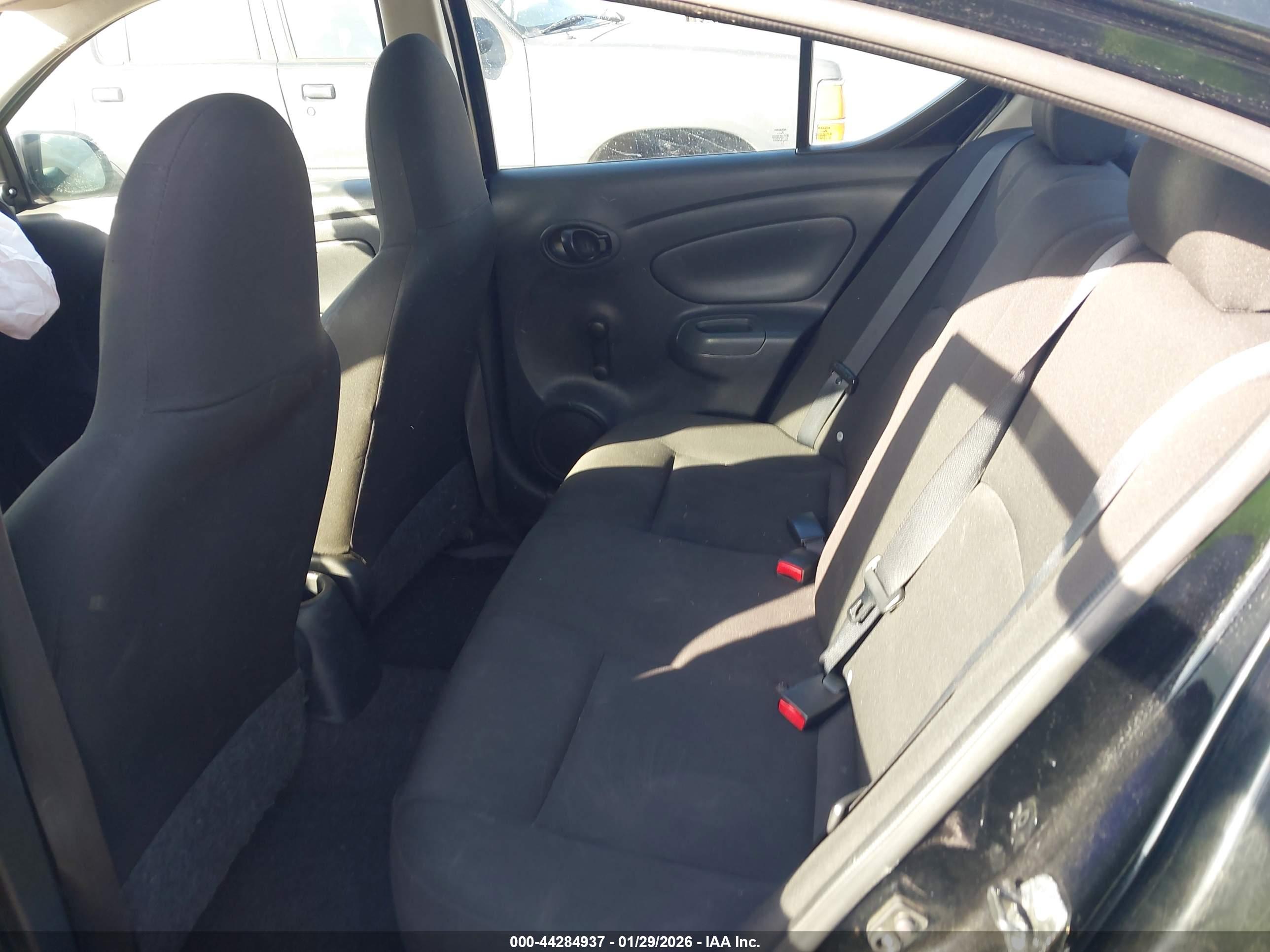 NISSAN VERSA image 8