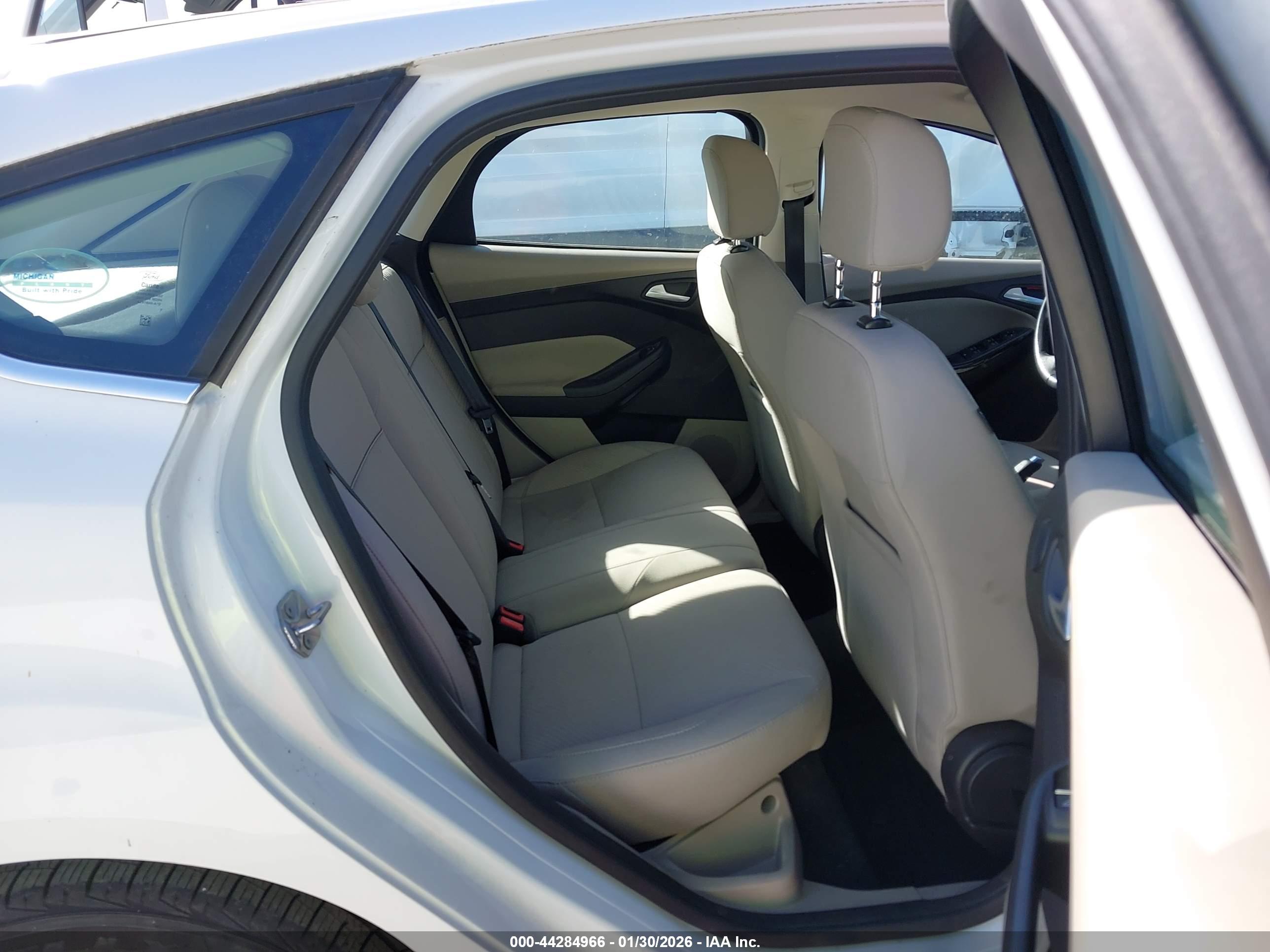 FORD FOCUS image 8