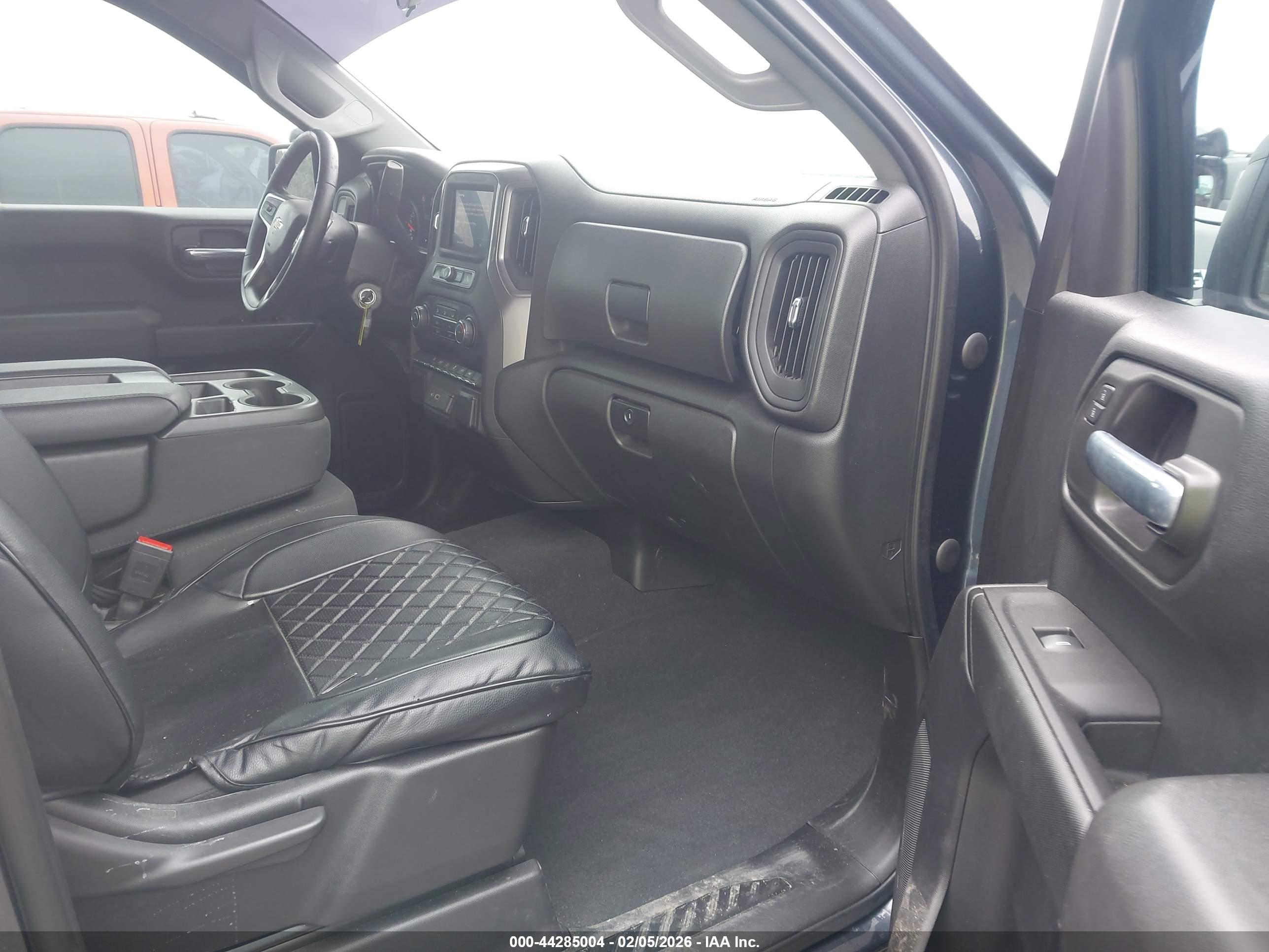 CHEVROLET SILVERADO image 5