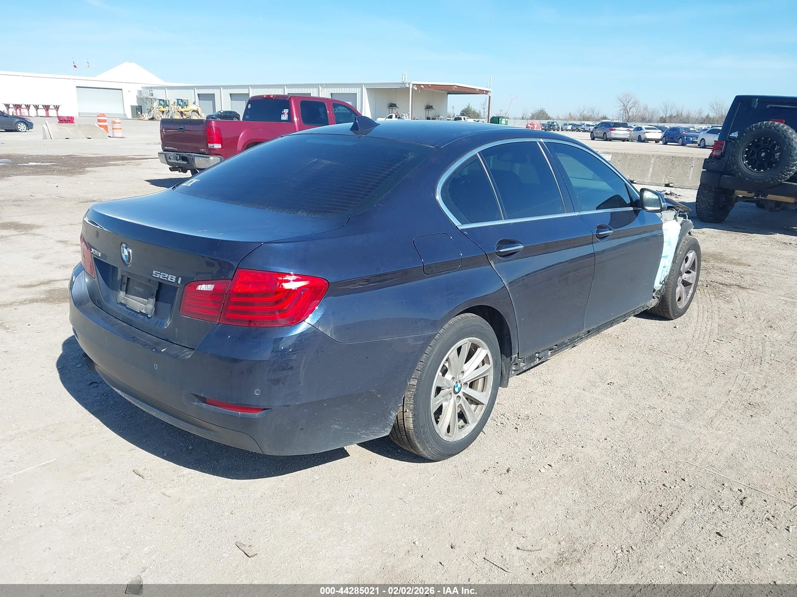 BMW 528I image 4