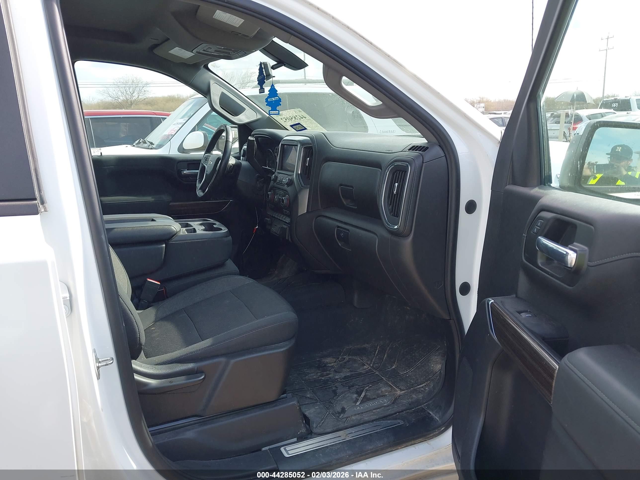 CHEVROLET SILVERADO image 5