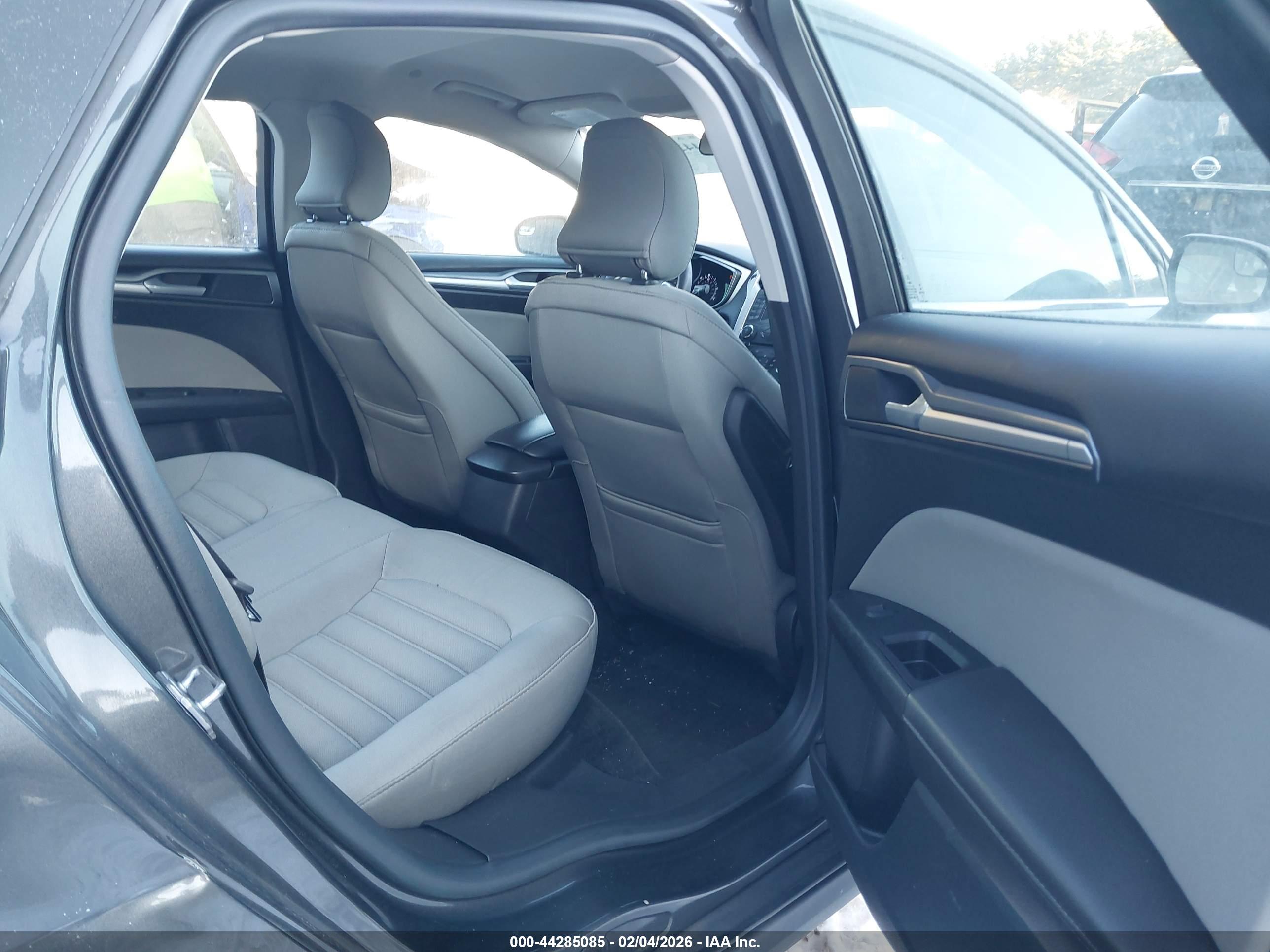 FORD FUSION image 8