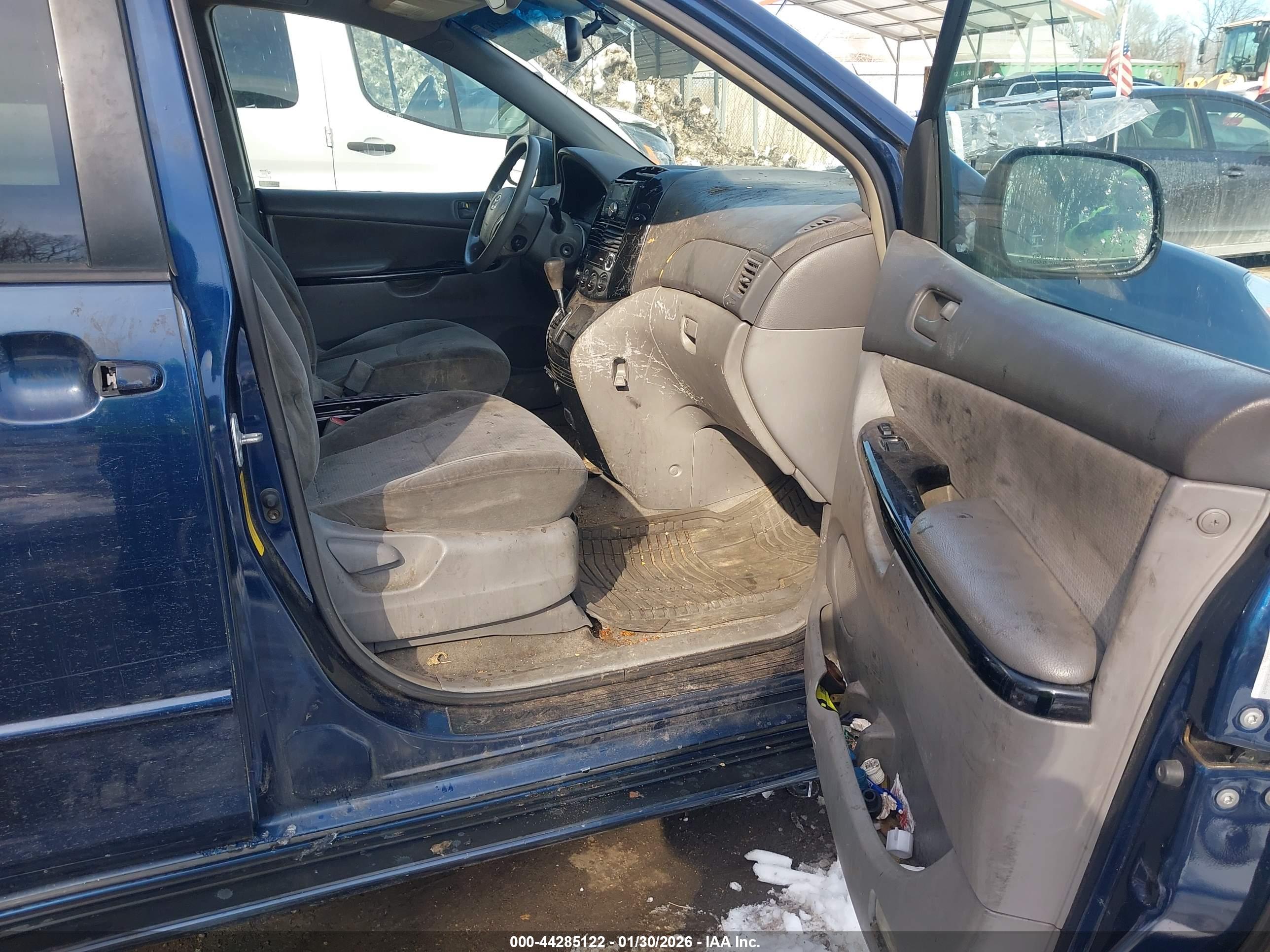 TOYOTA SIENNA image 5