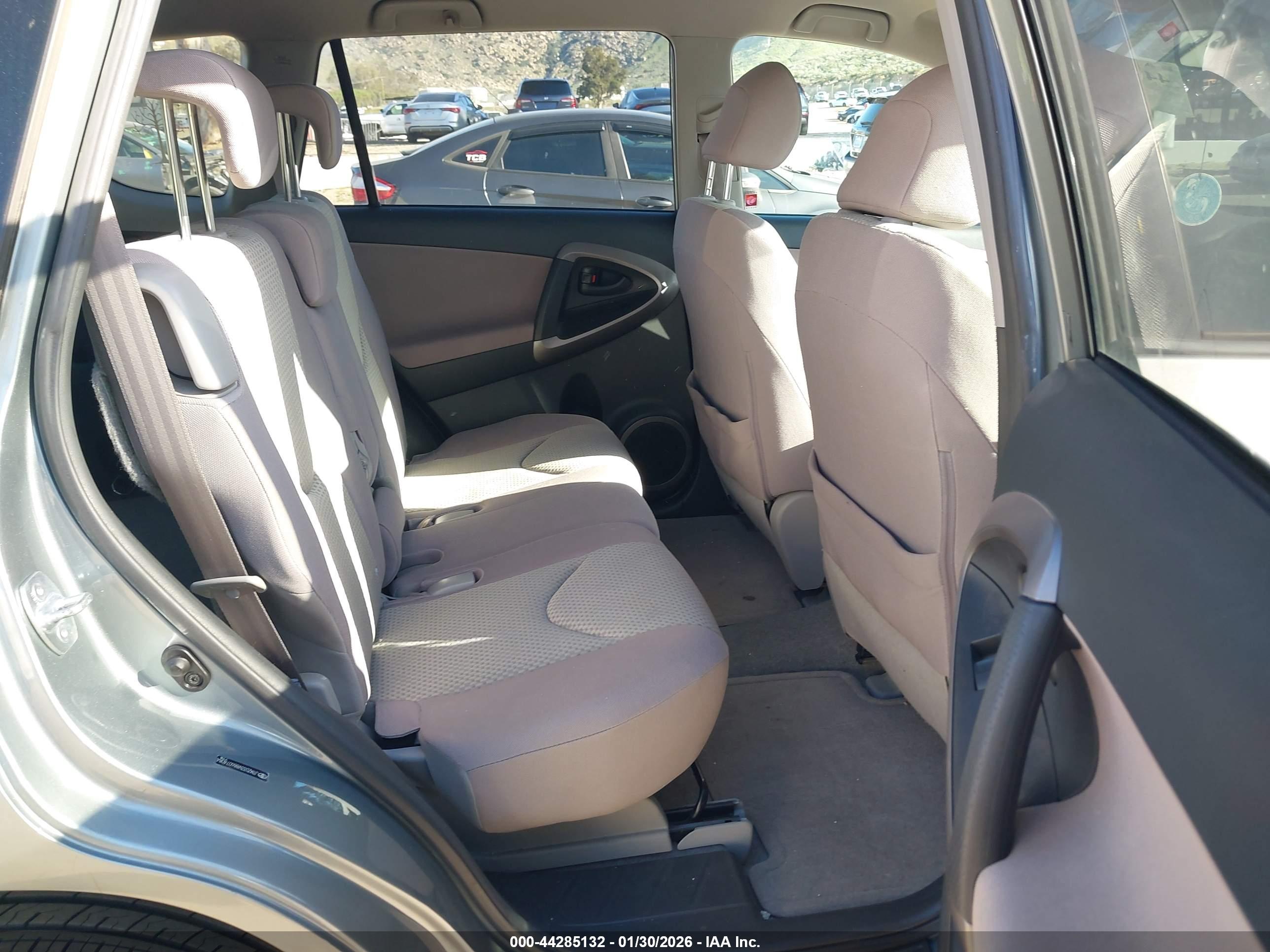 TOYOTA RAV4 image 8