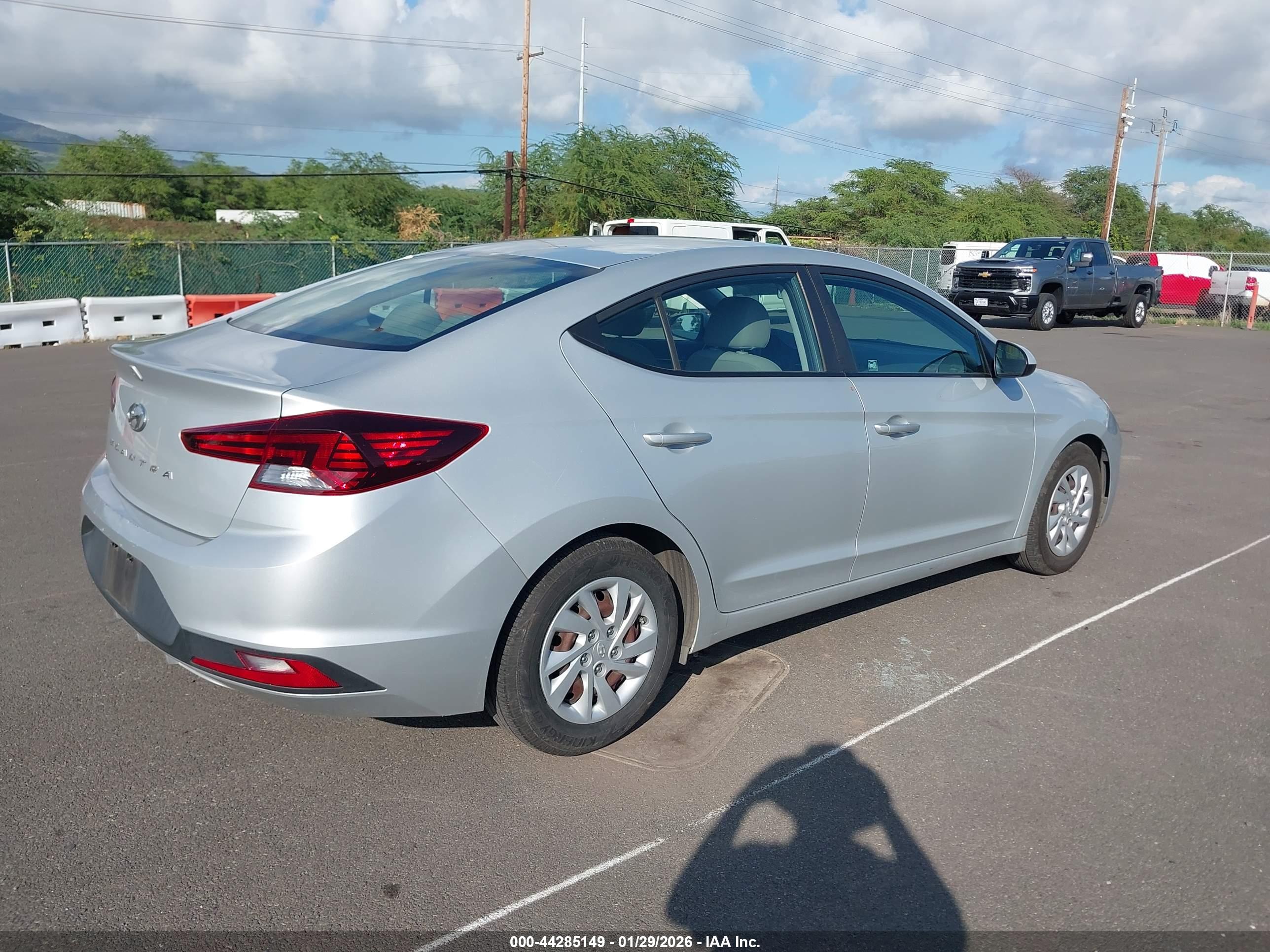 HYUNDAI ELANTRA image 4