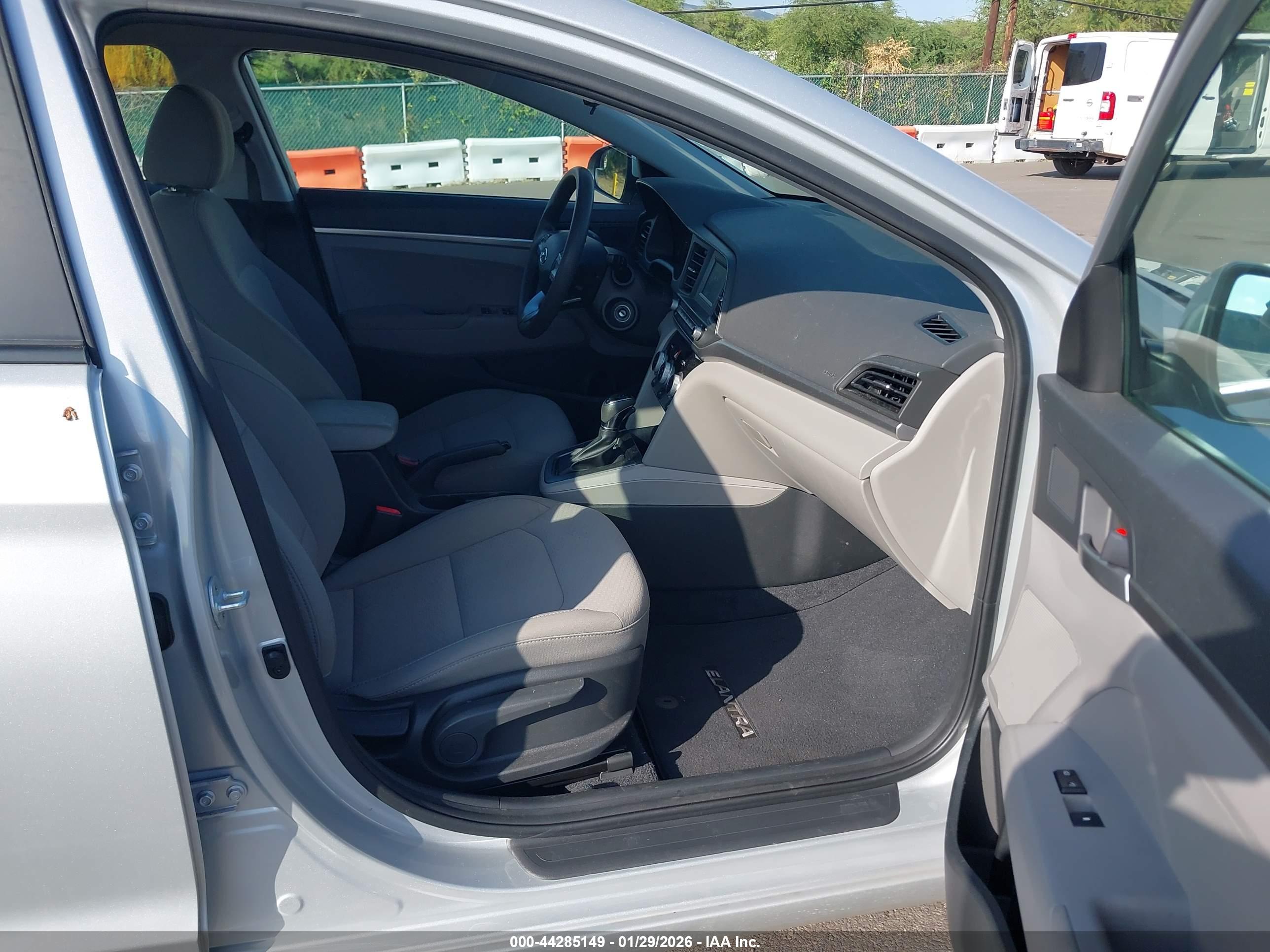 HYUNDAI ELANTRA image 5