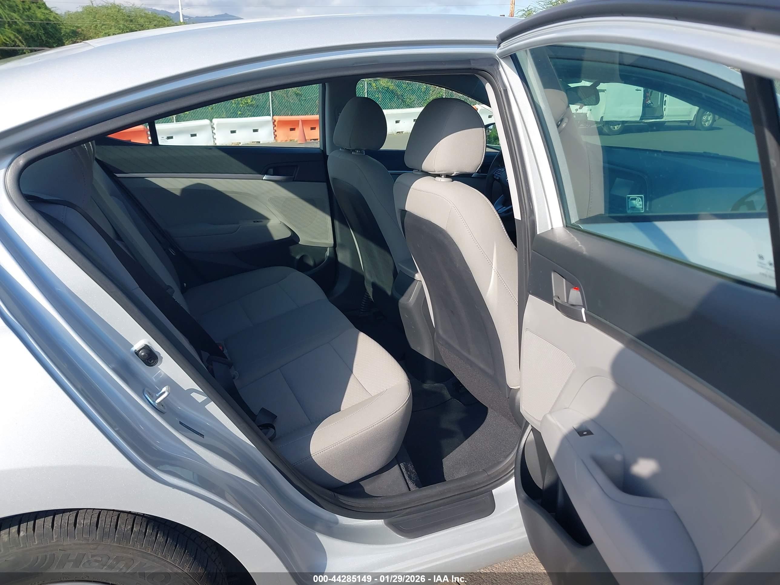 HYUNDAI ELANTRA image 8