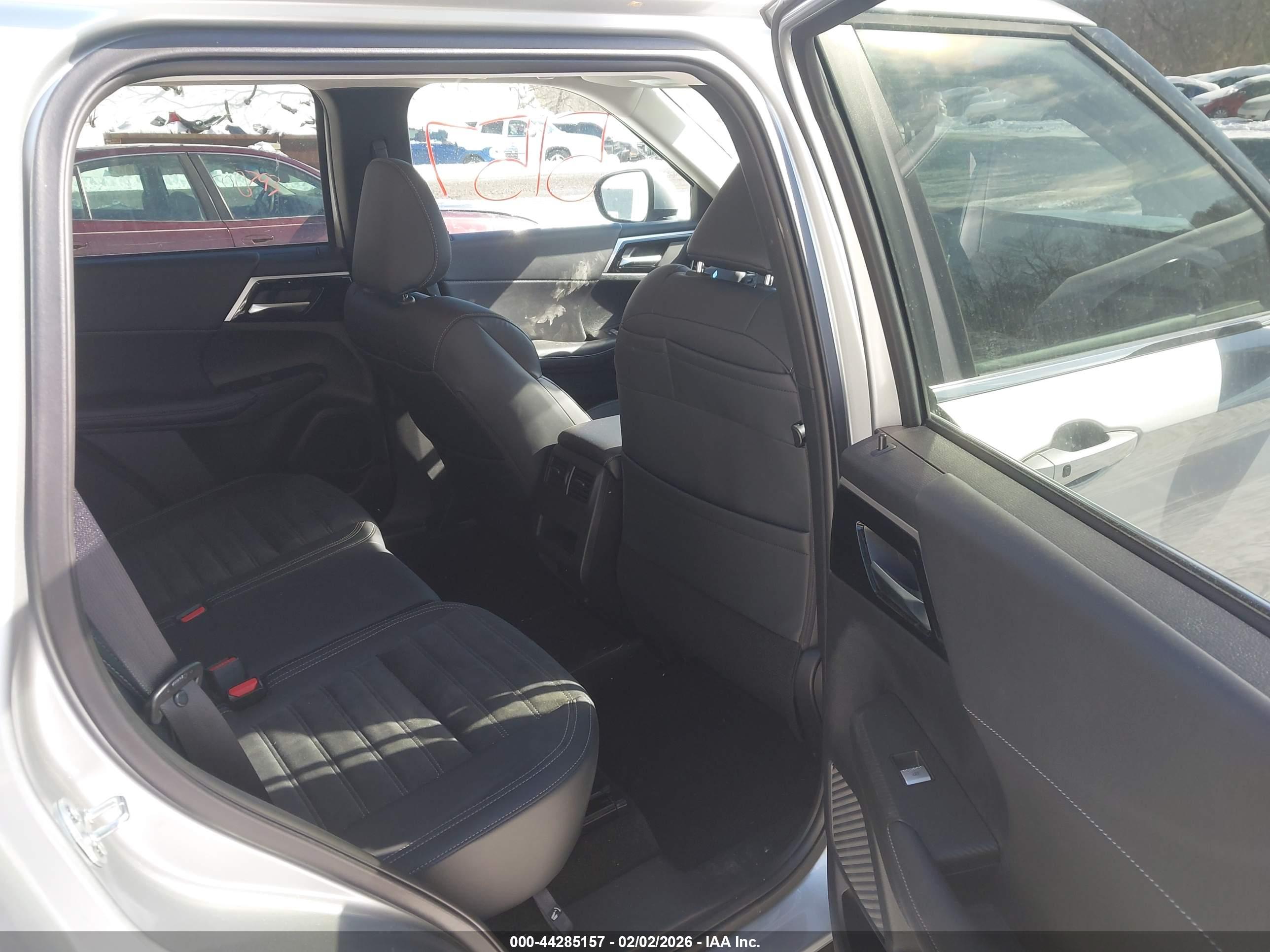 MITSUBISHI OUTLANDER image 8