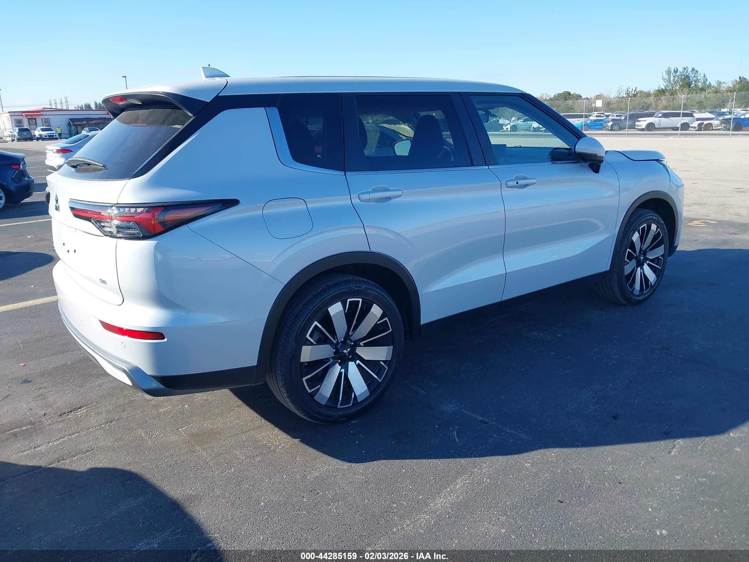 MITSUBISHI OUTLANDER image 4