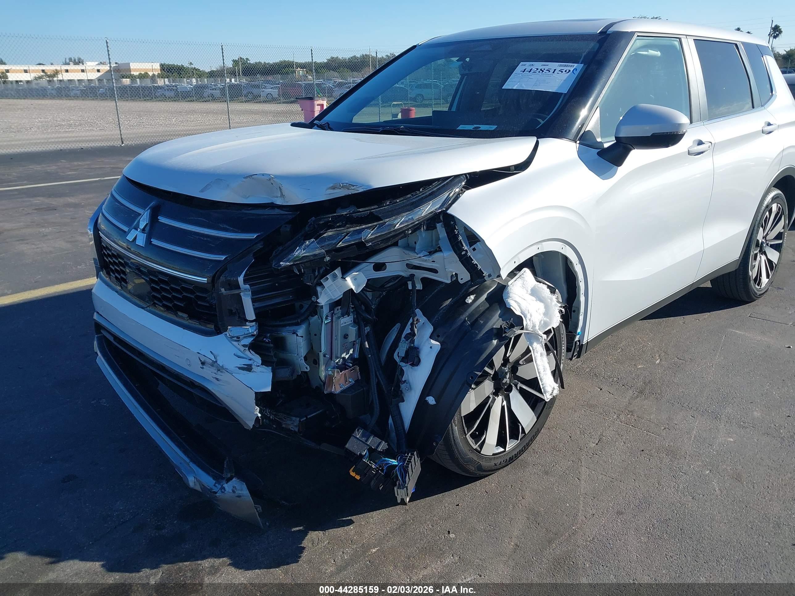 MITSUBISHI OUTLANDER image 6