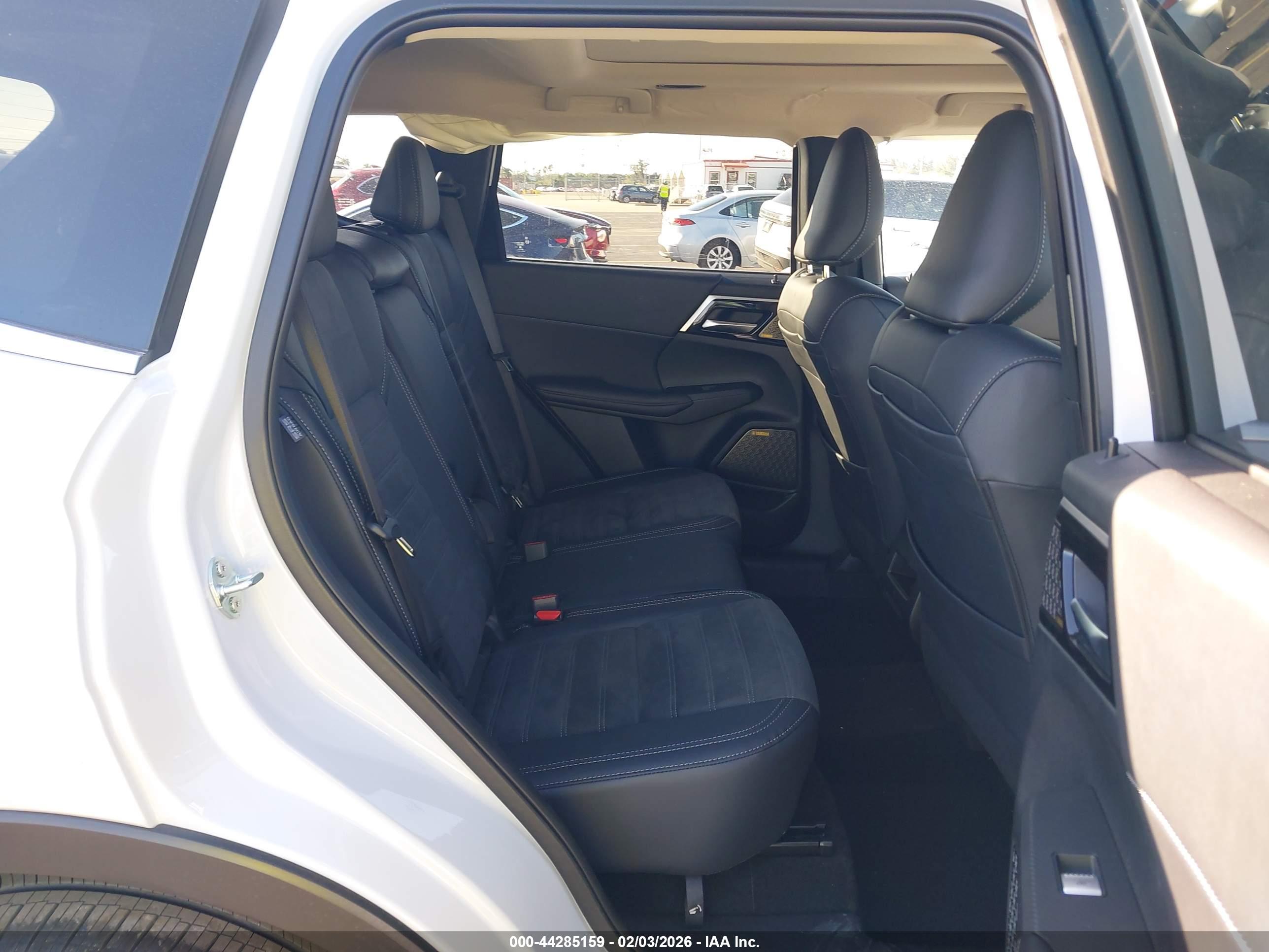 MITSUBISHI OUTLANDER image 8