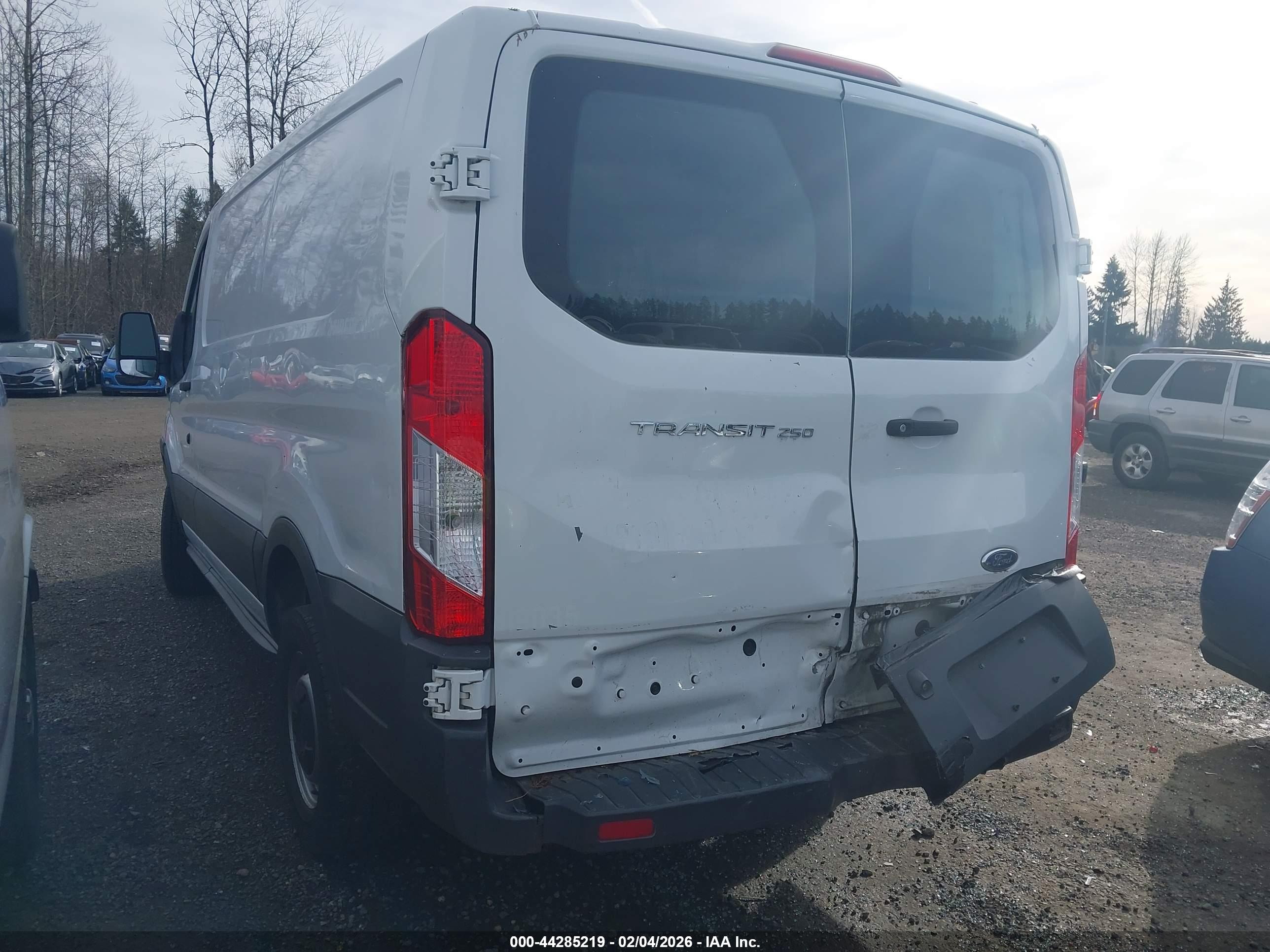 FORD TRANSIT-250 image 3