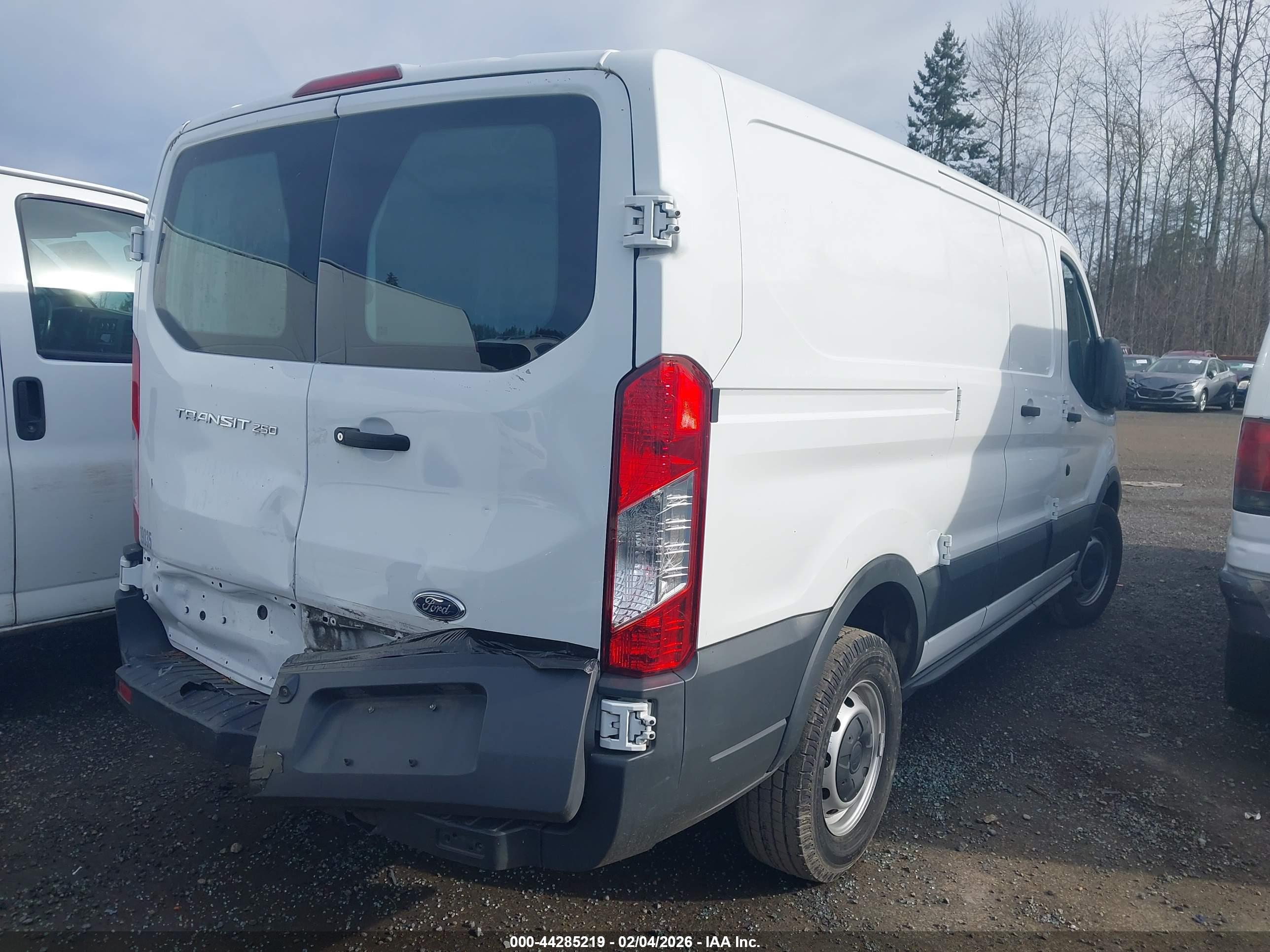 FORD TRANSIT-250 image 4