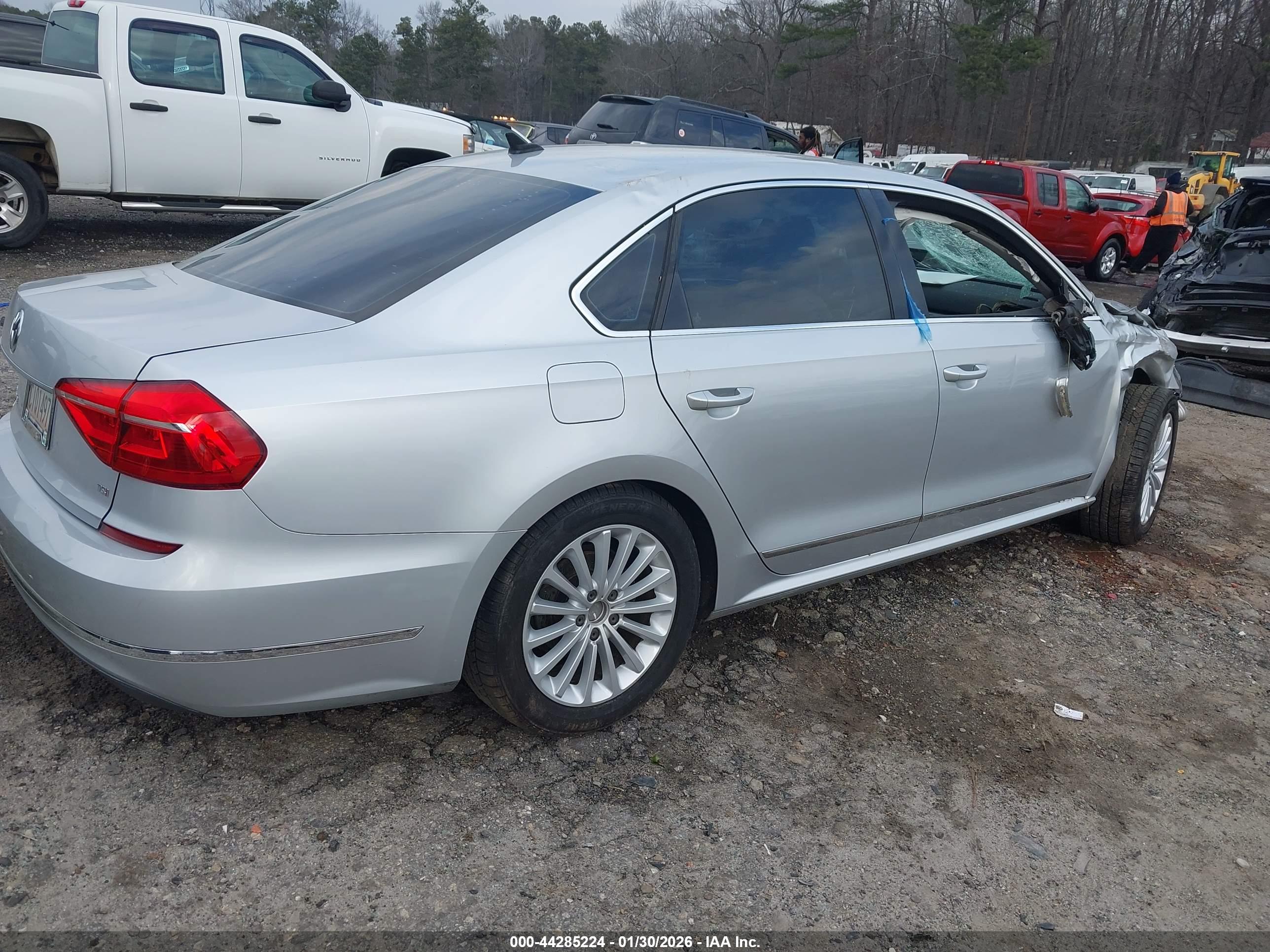 VOLKSWAGEN PASSAT image 4