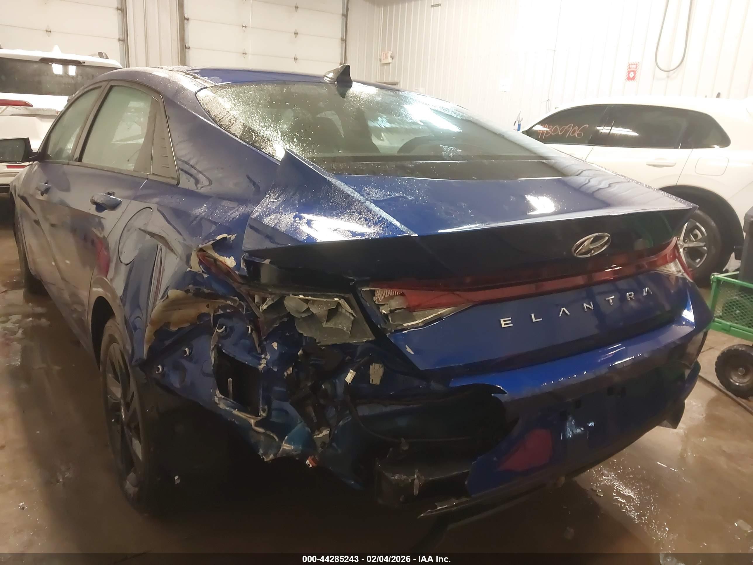 HYUNDAI ELANTRA image 6