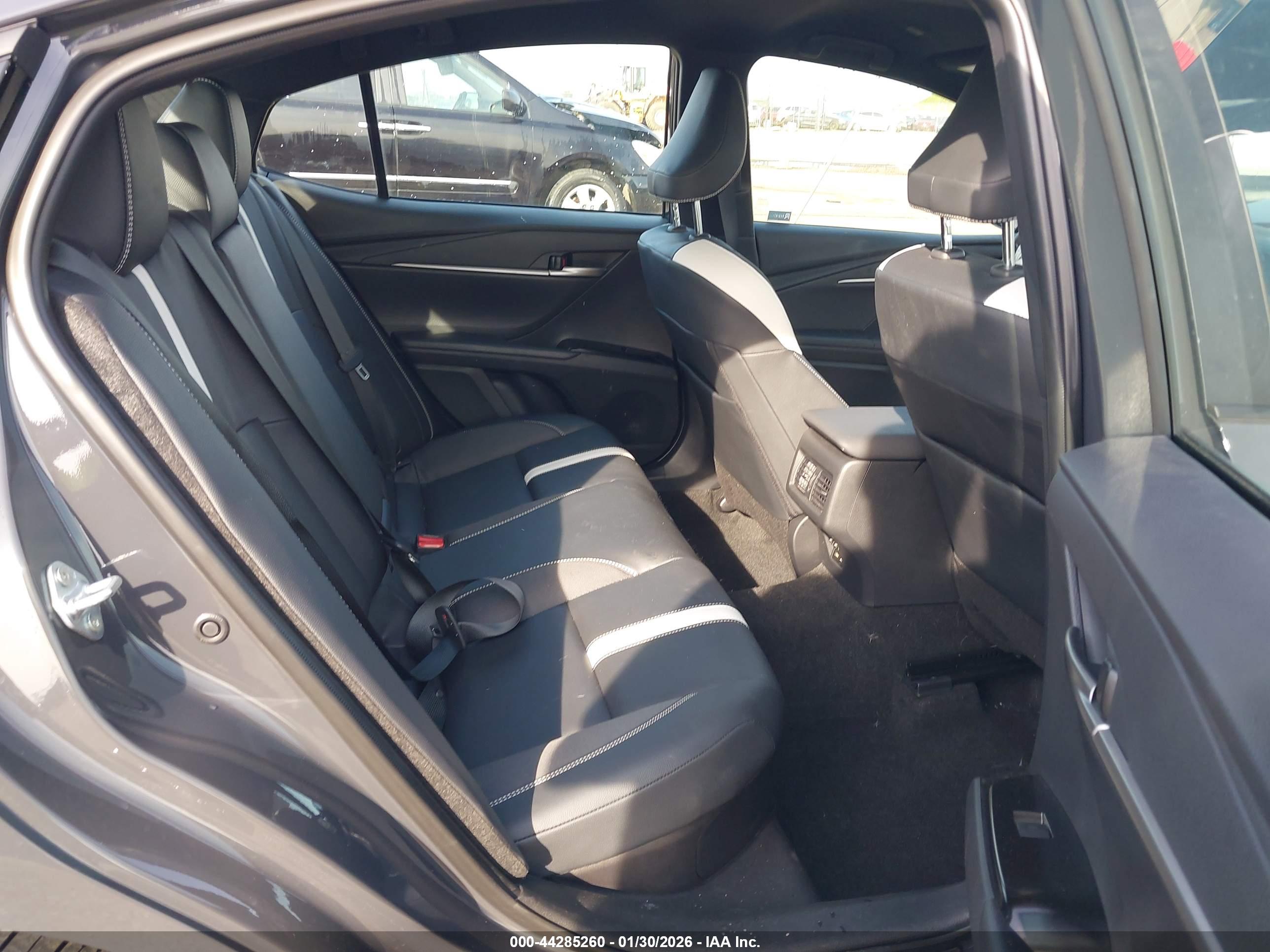 TOYOTA CAMRY image 8