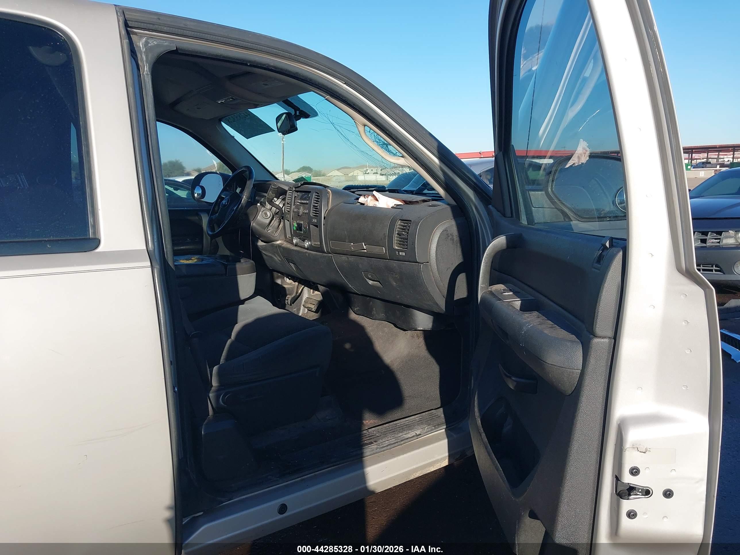 CHEVROLET SILVERADO image 5