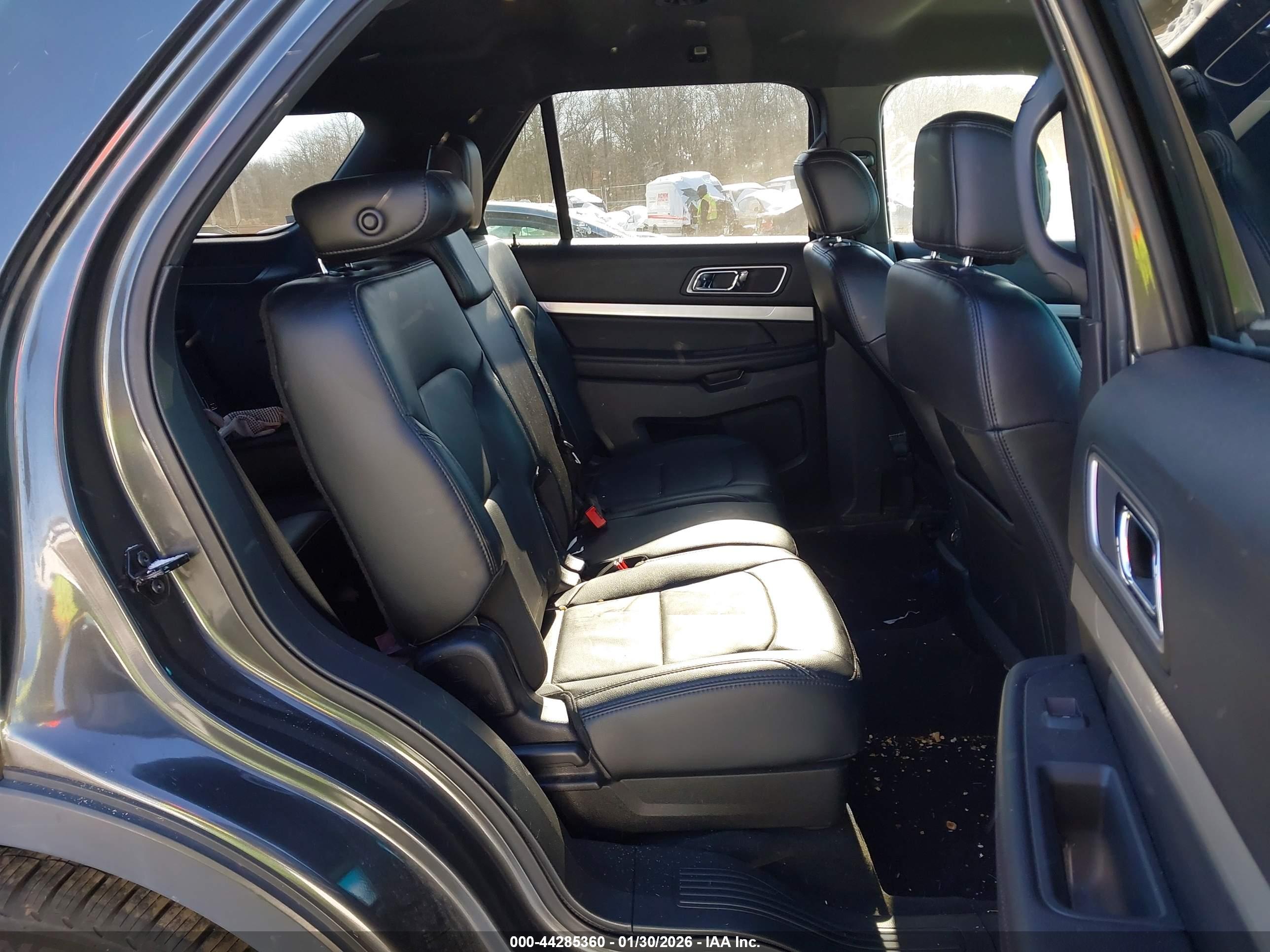 FORD EXPLORER image 8