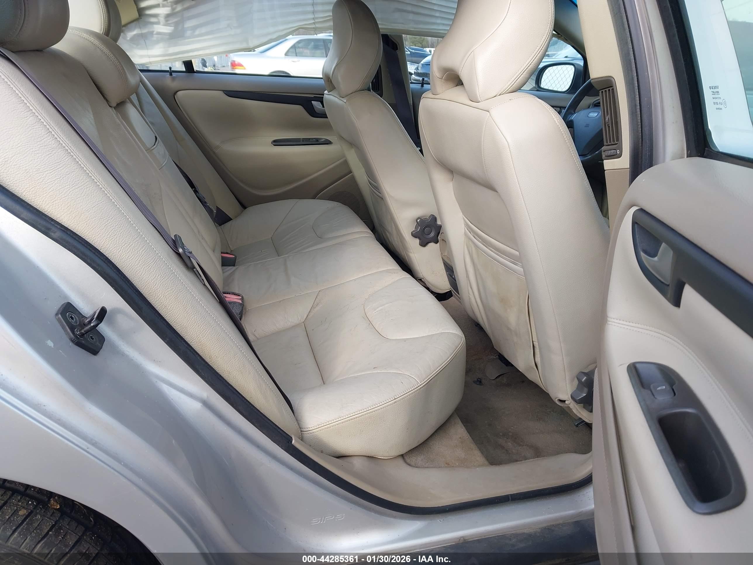 VOLVO S60 image 8