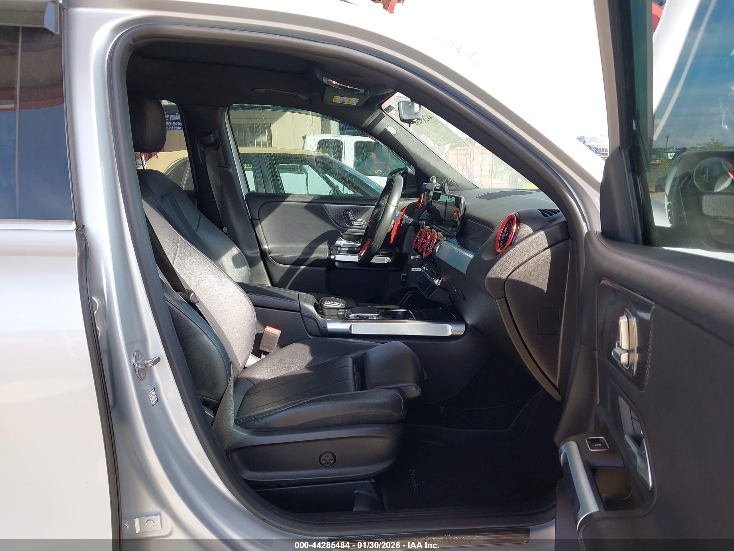 MERCEDES-BENZ GLB image 5