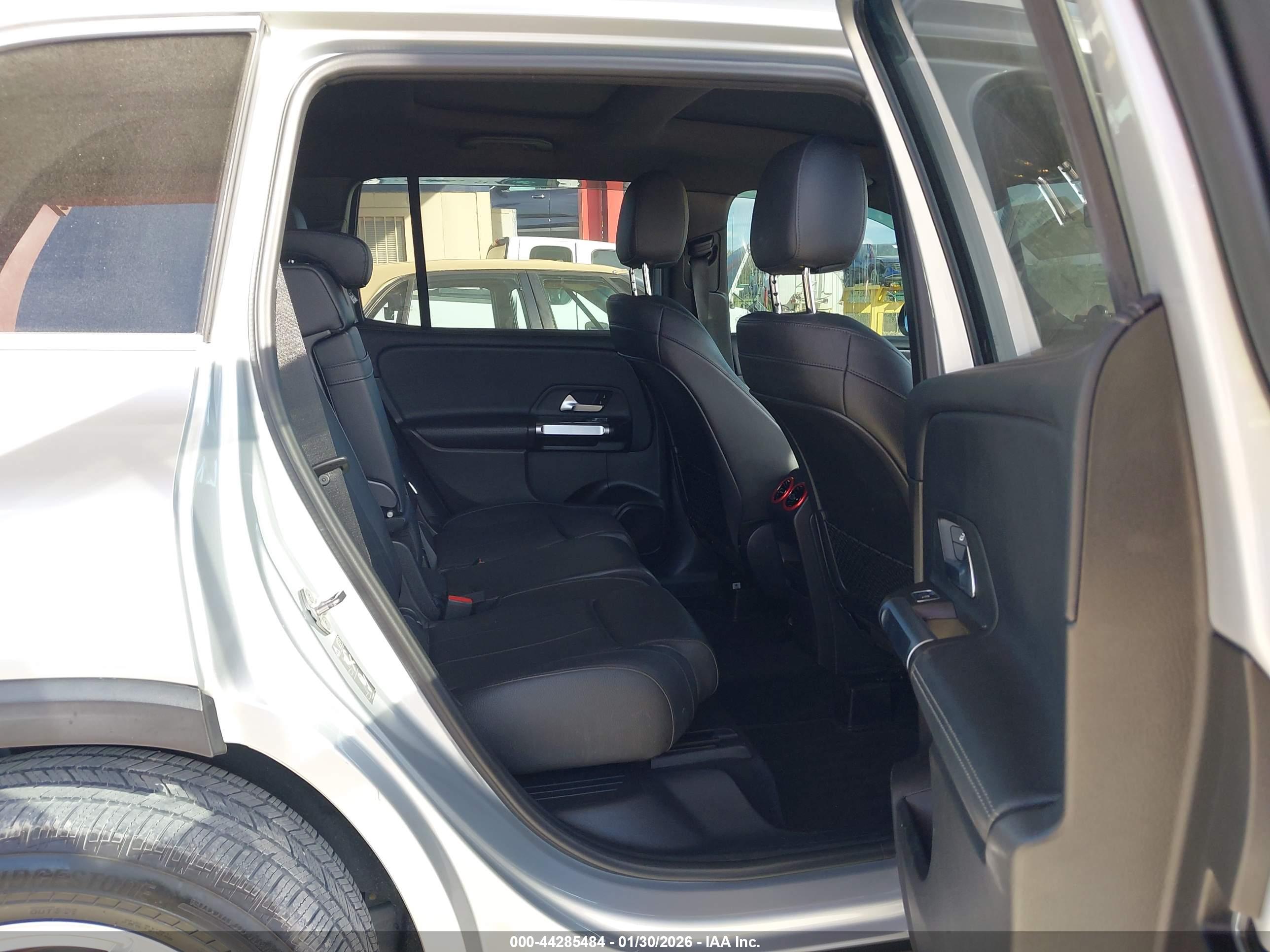 MERCEDES-BENZ GLB image 8