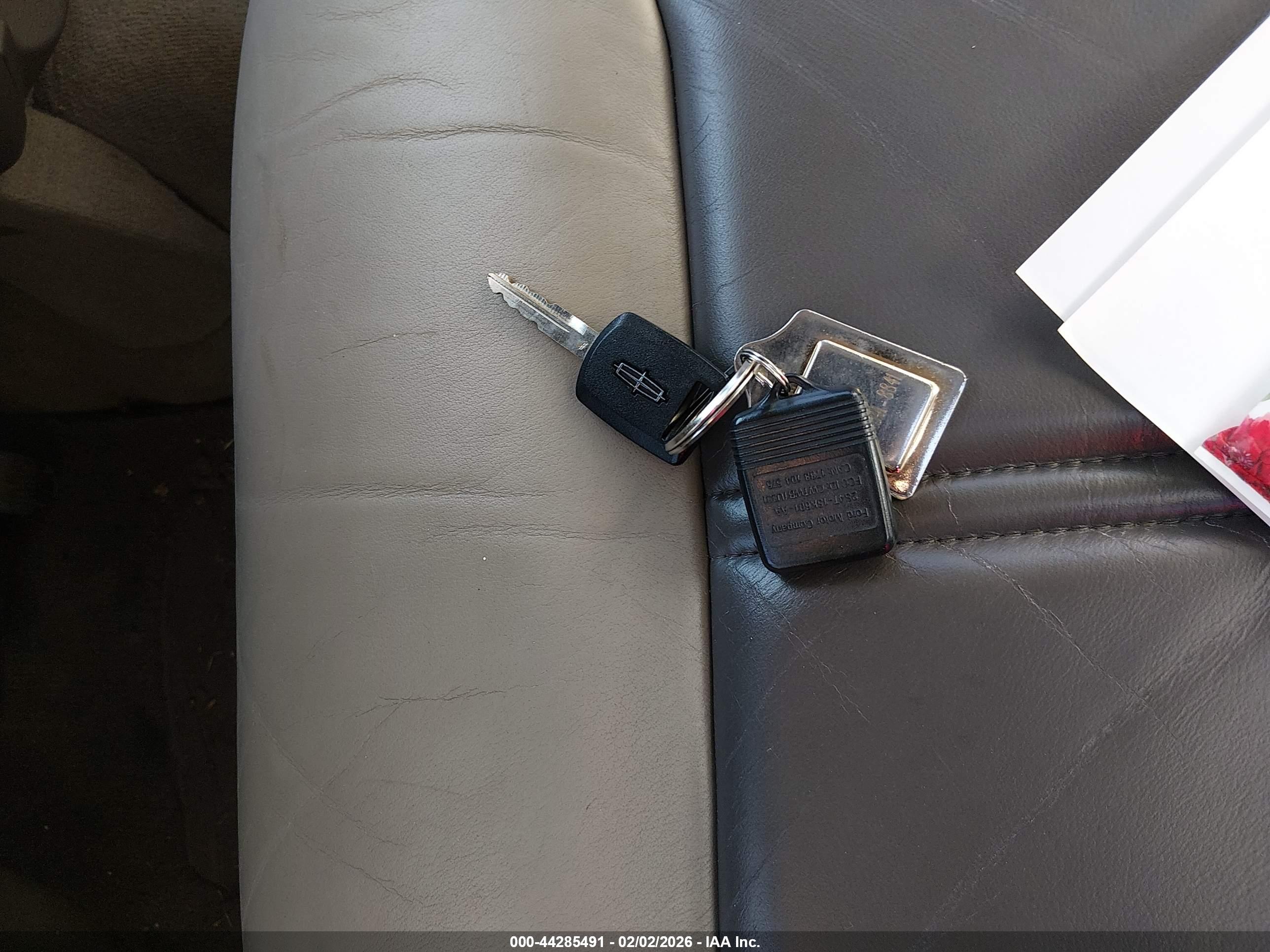 LINCOLN TOWN image 11