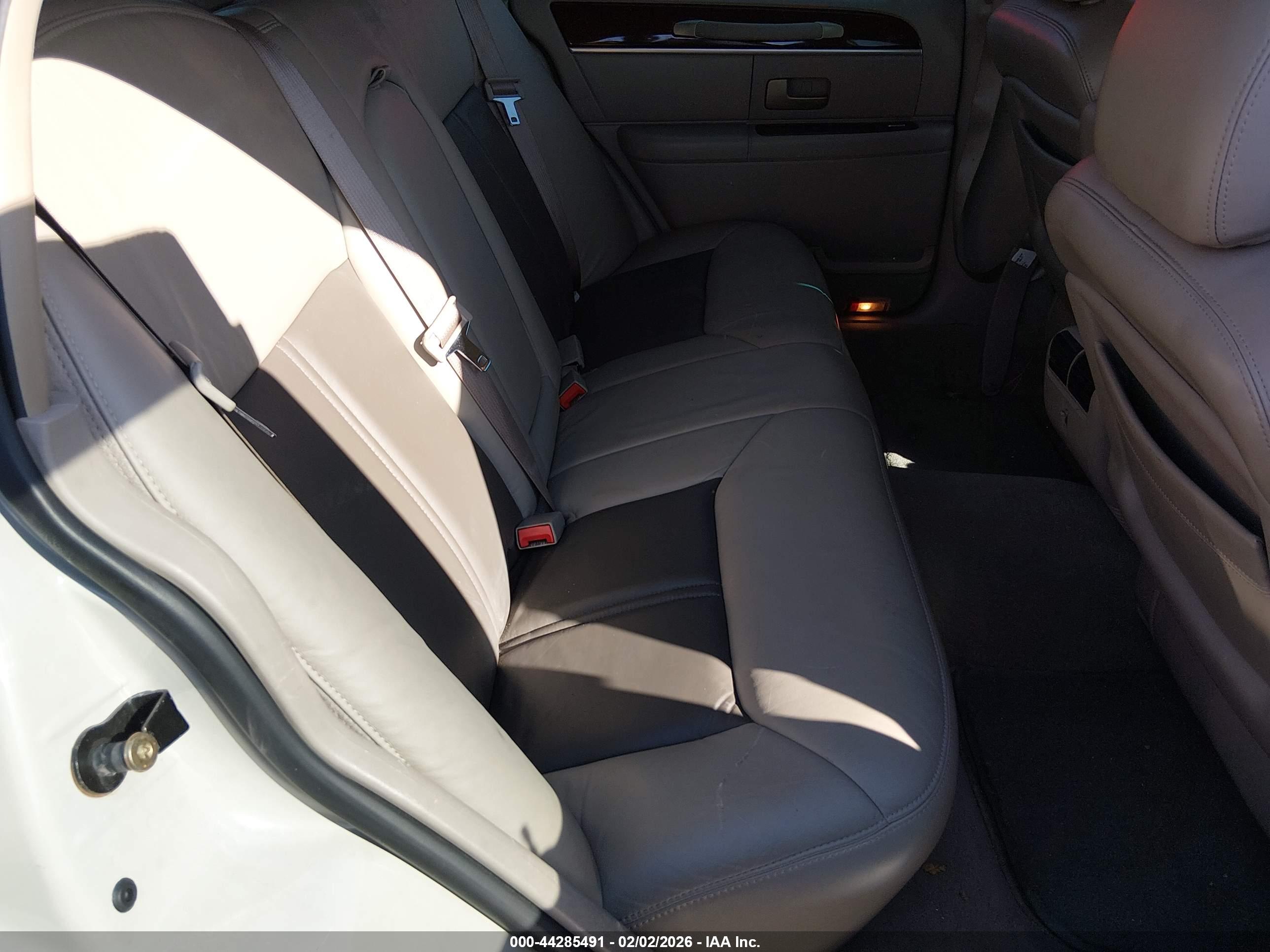 LINCOLN TOWN image 8