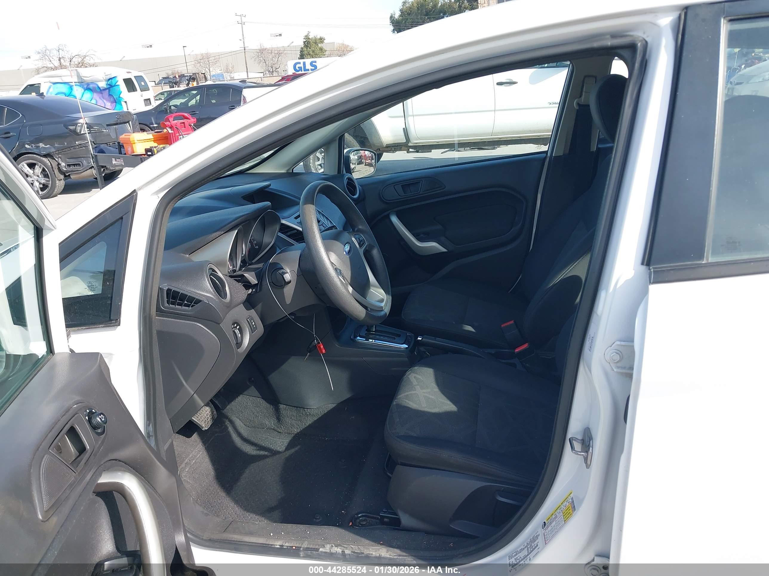FORD FIESTA image 5