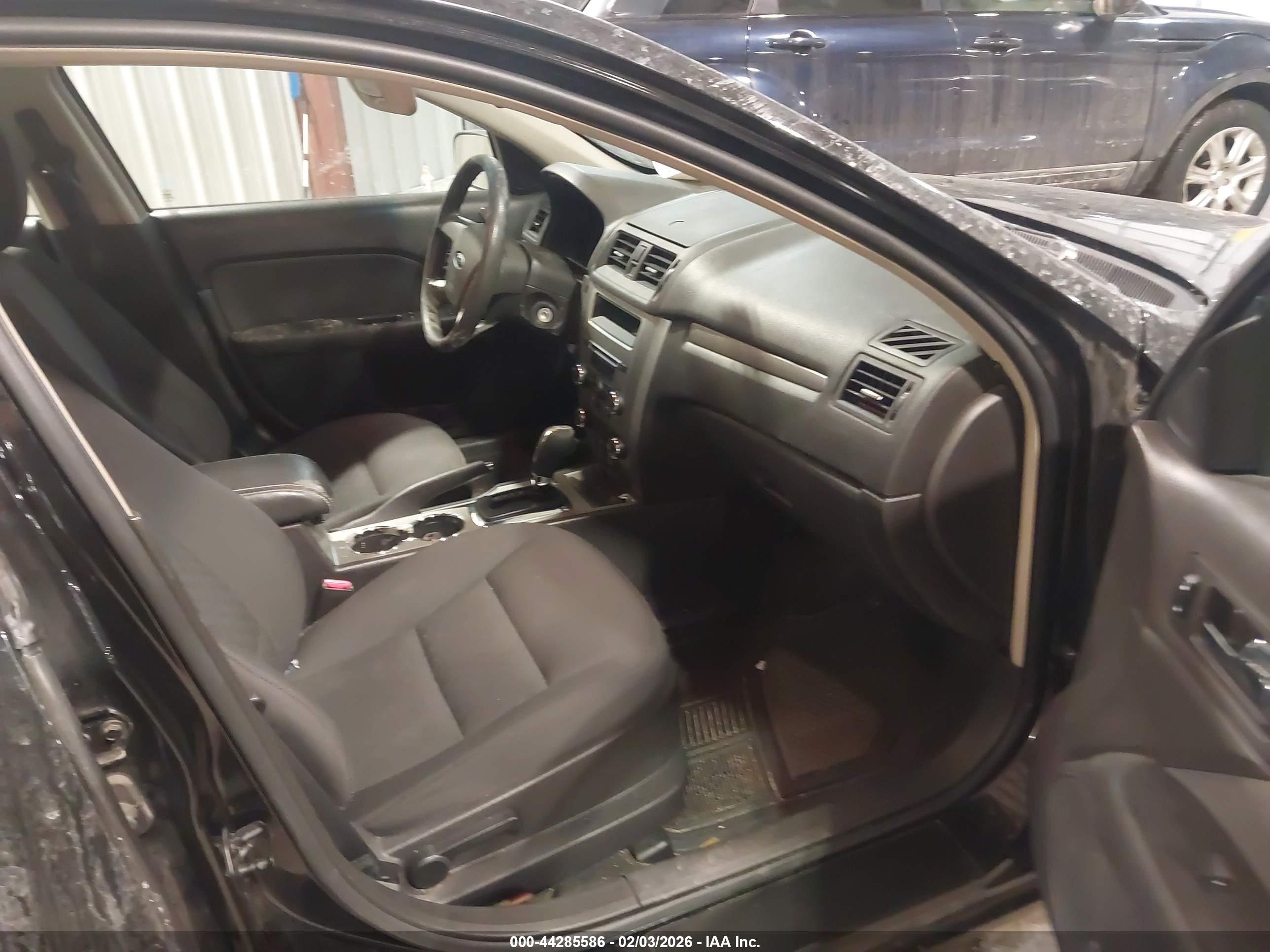 FORD FUSION image 5