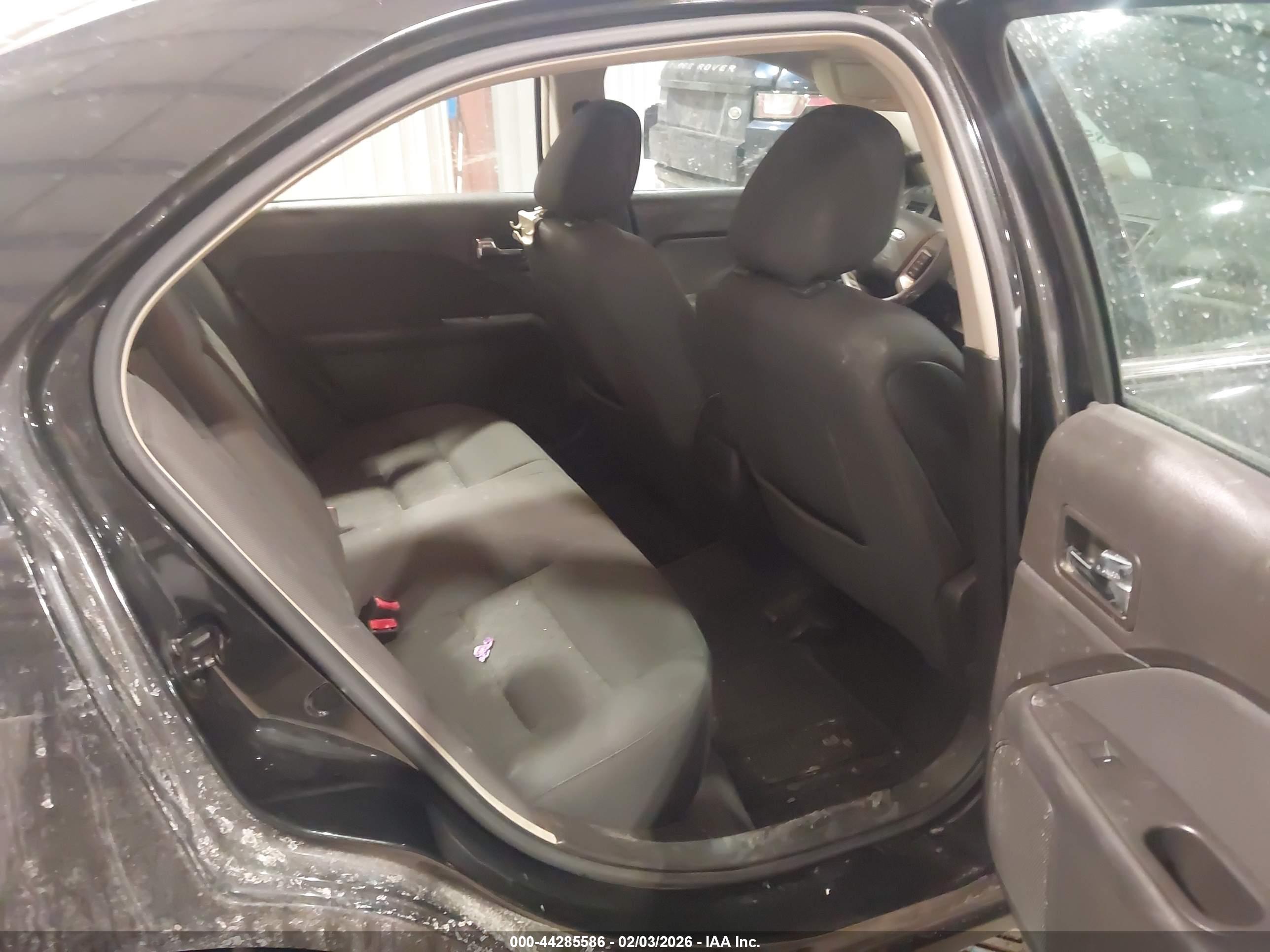 FORD FUSION image 8