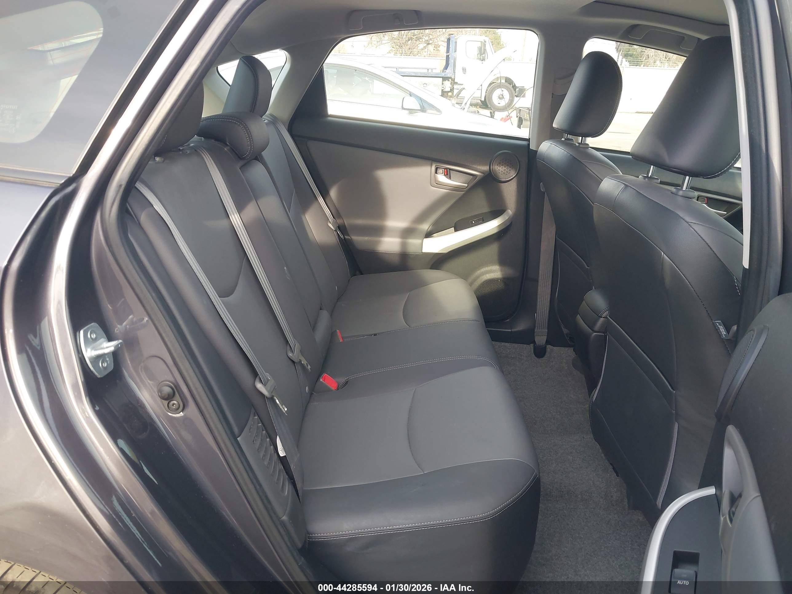 TOYOTA PRIUS image 8