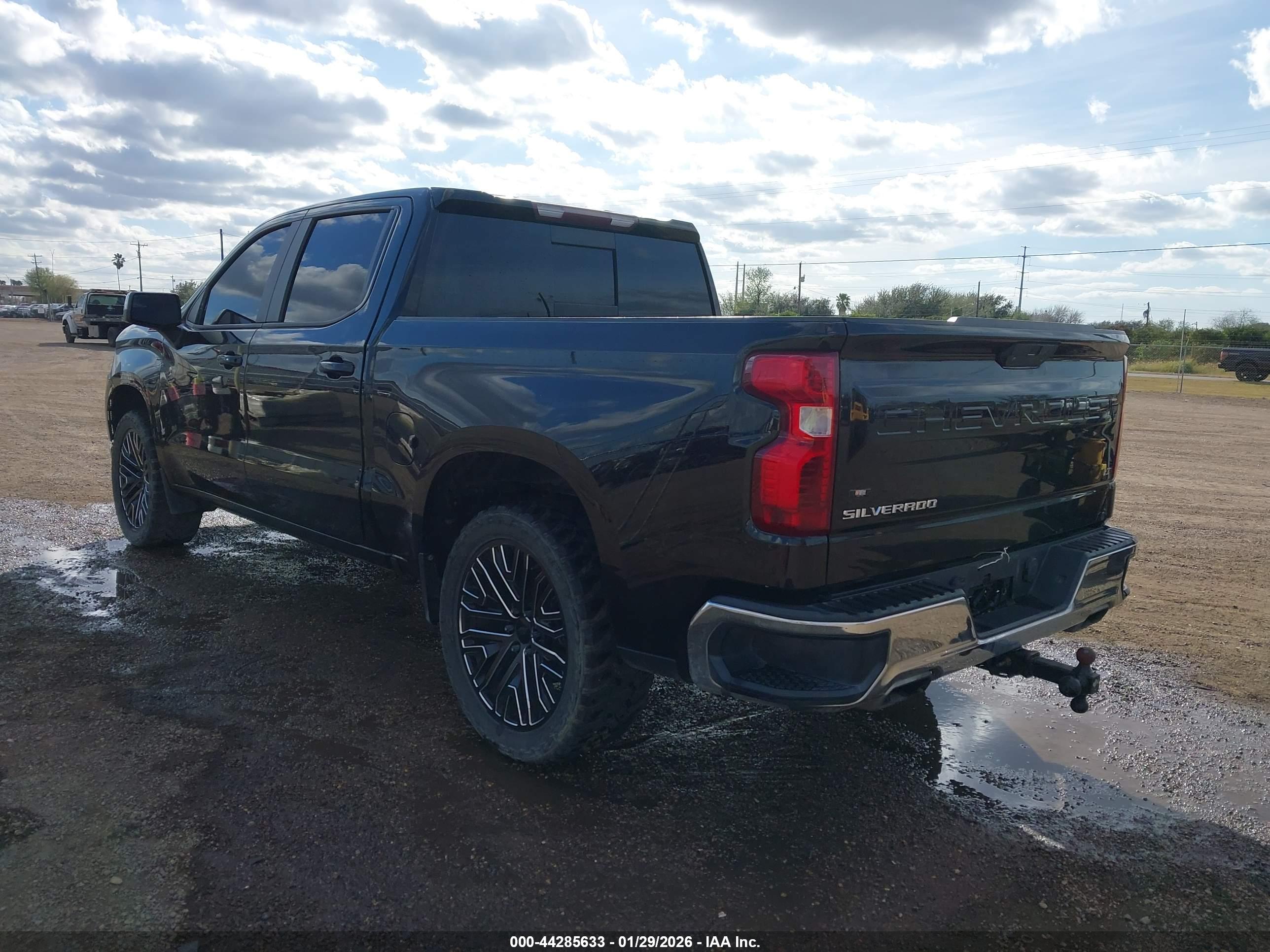 CHEVROLET SILVERADO image 3