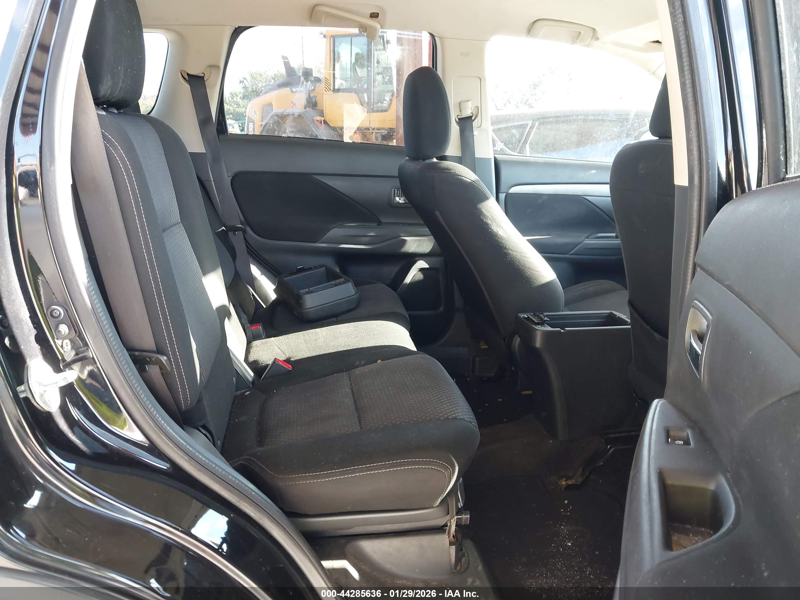 MITSUBISHI OUTLANDER image 8