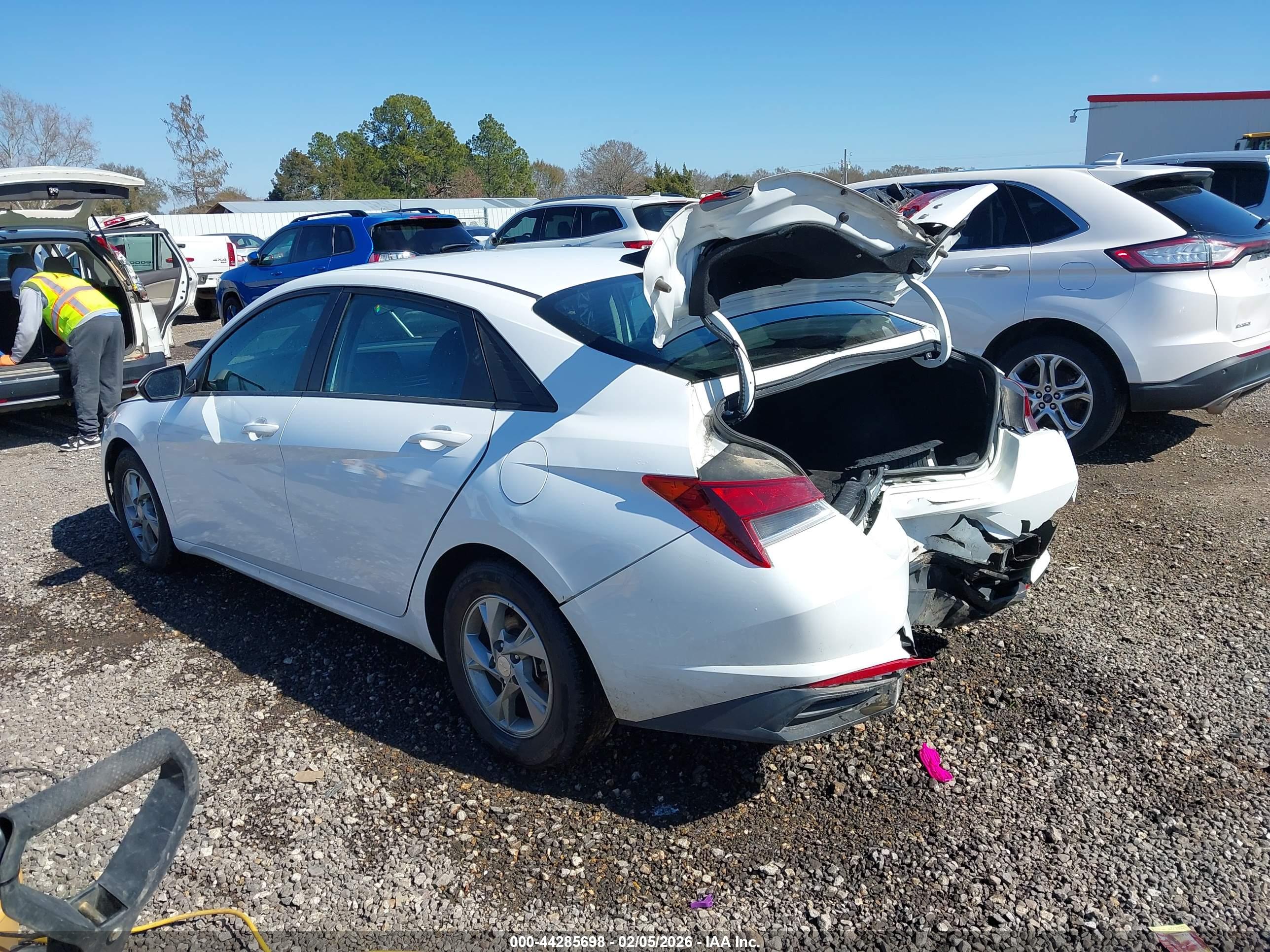 HYUNDAI ELANTRA image 3