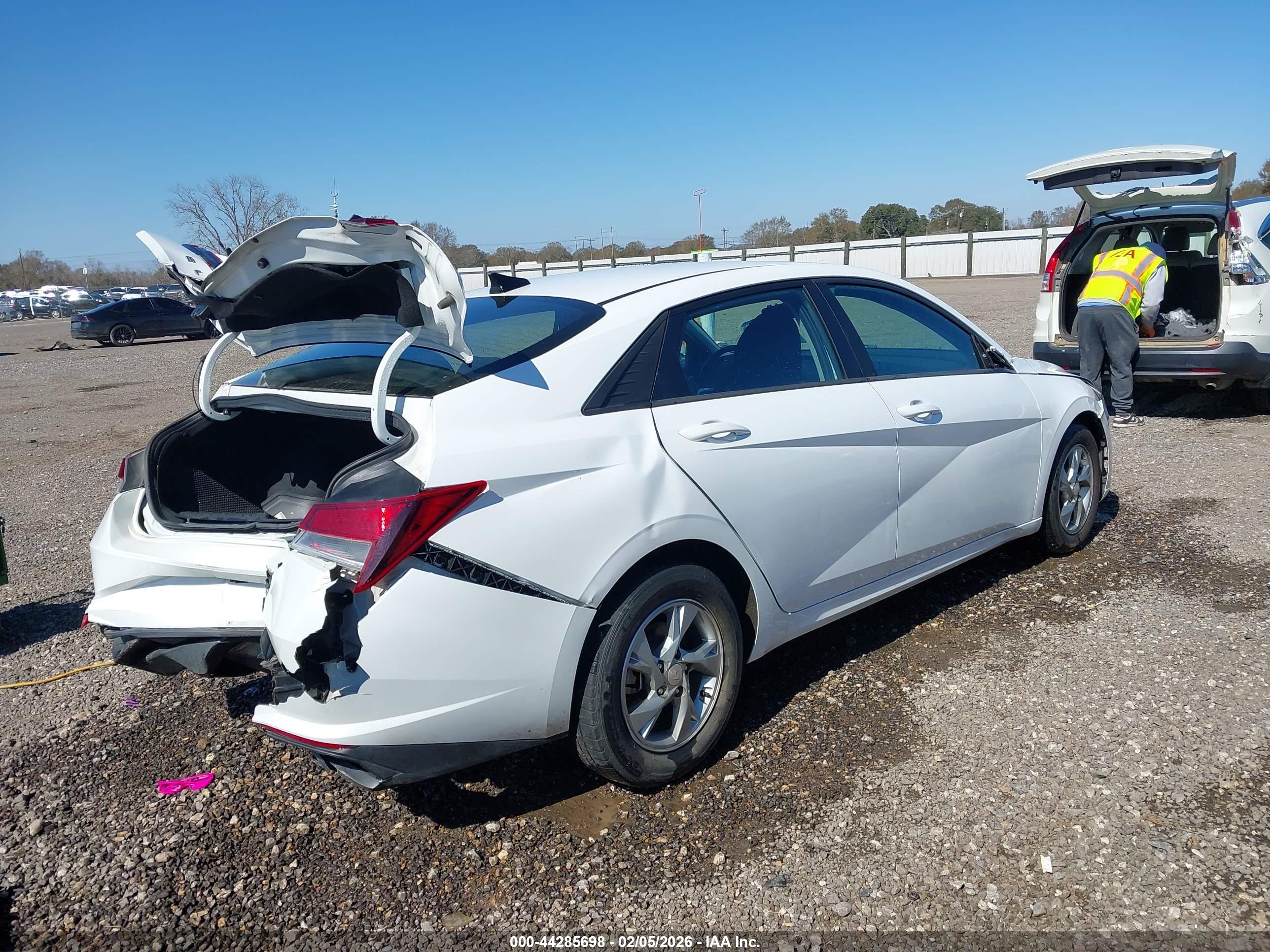 HYUNDAI ELANTRA image 4