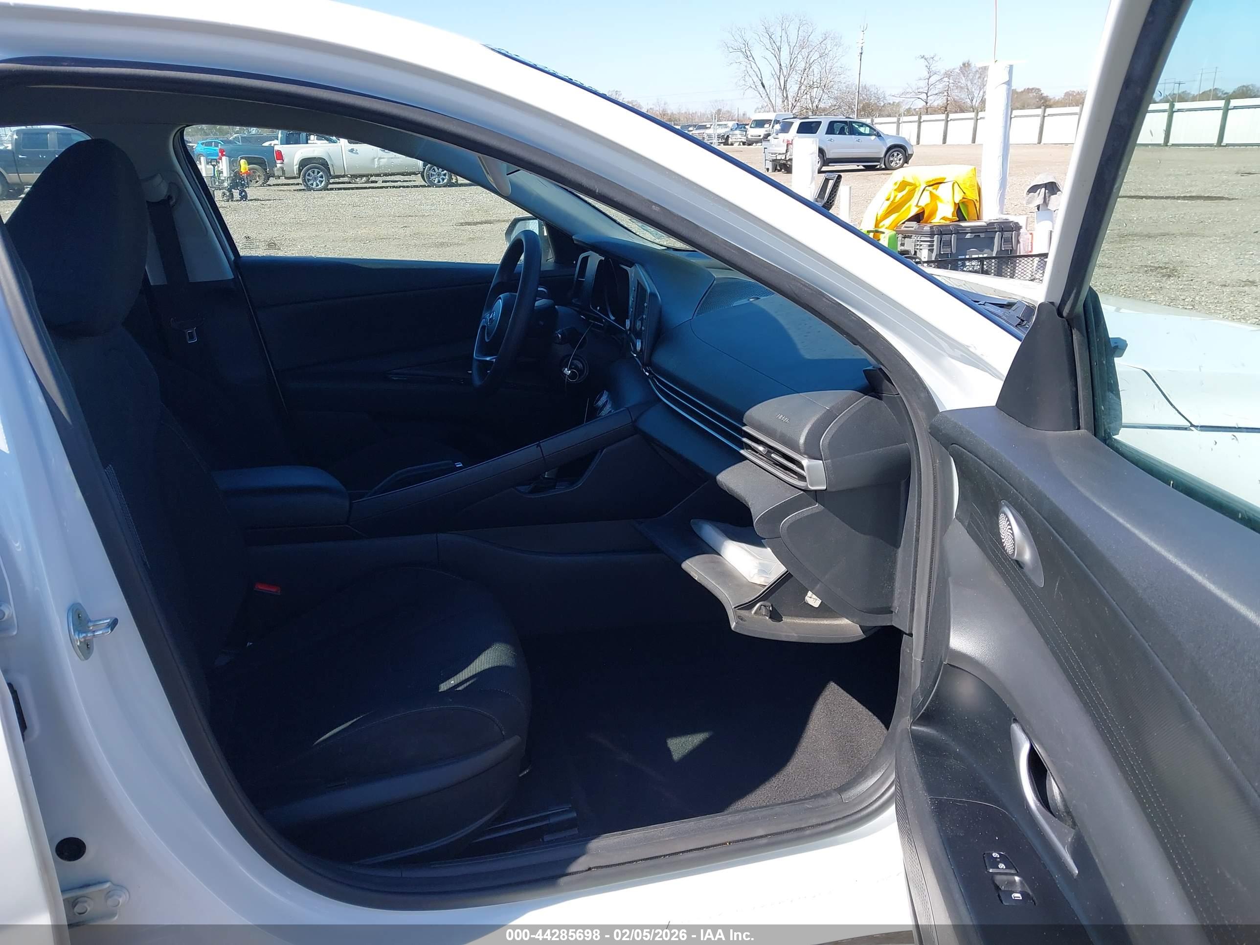 HYUNDAI ELANTRA image 5