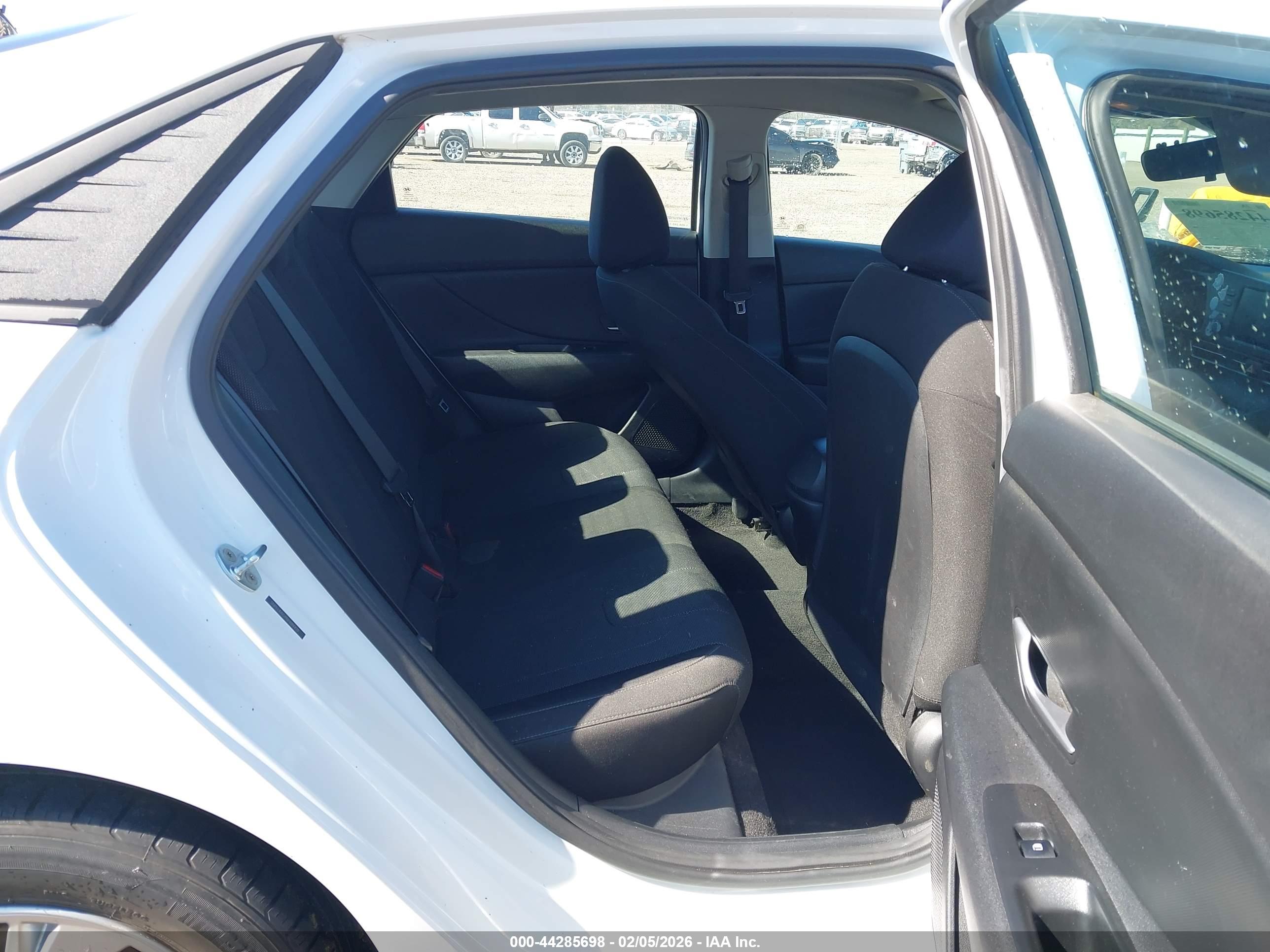HYUNDAI ELANTRA image 8