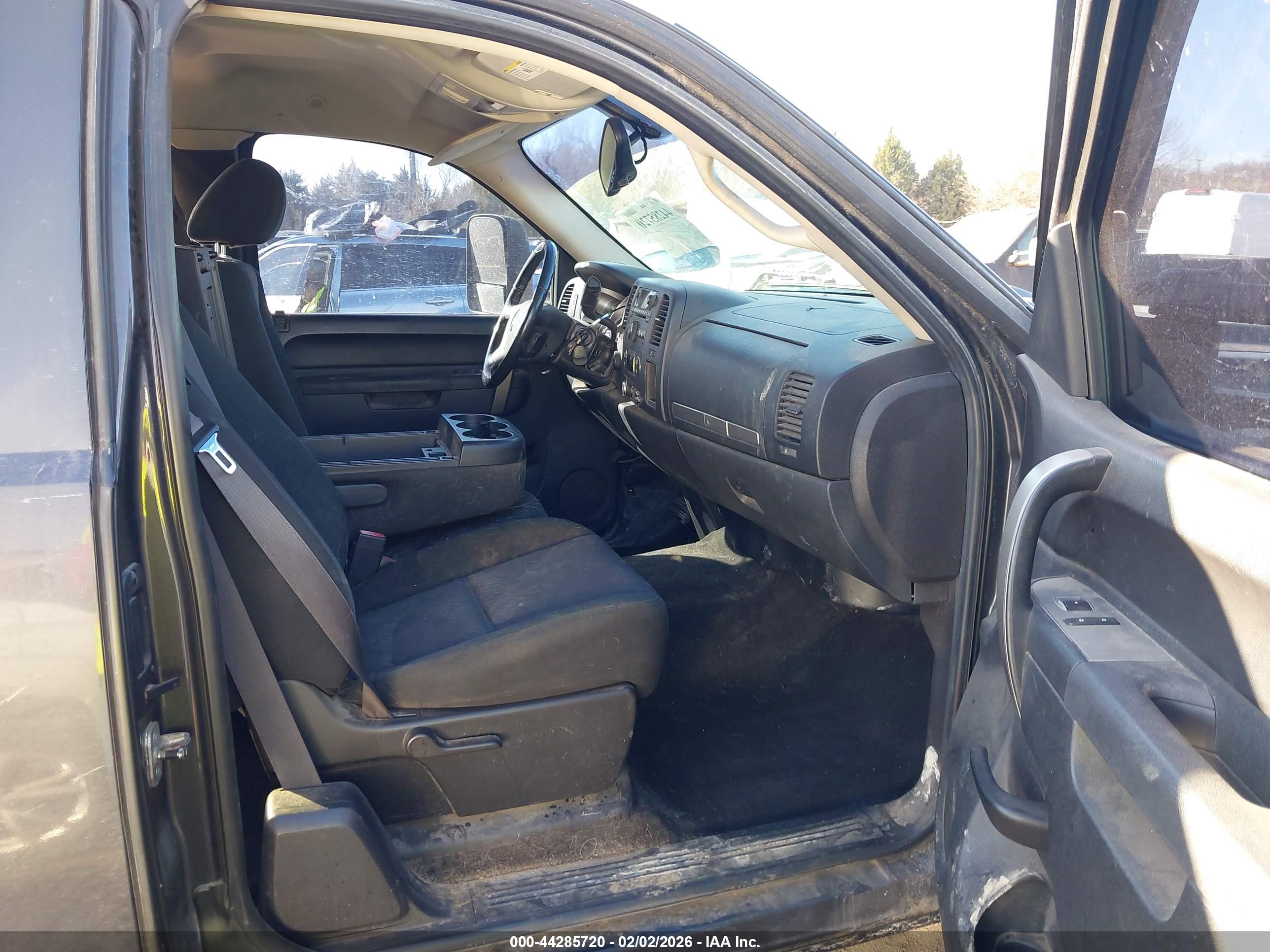 CHEVROLET SILVERADO image 5