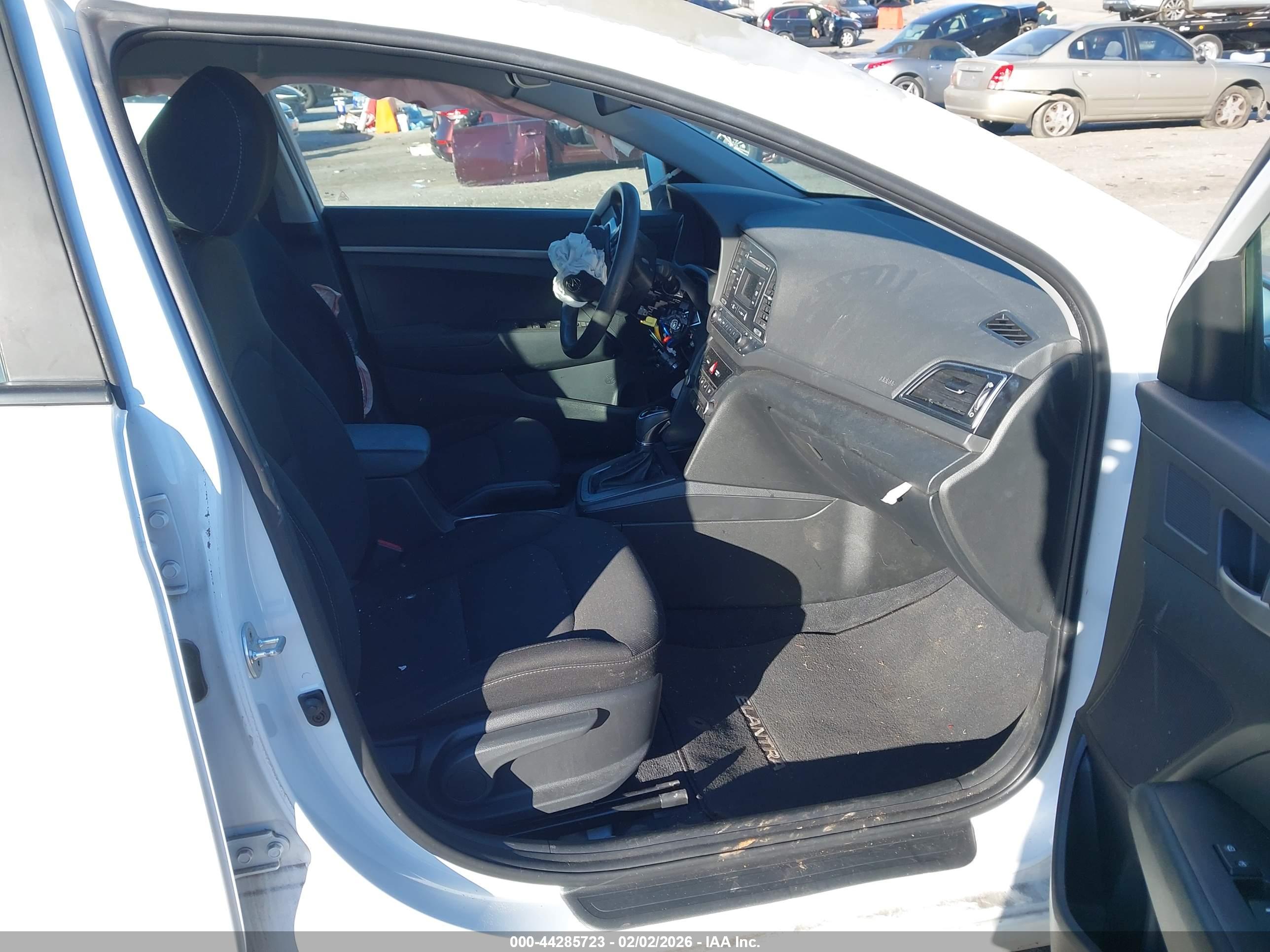 HYUNDAI ELANTRA image 5