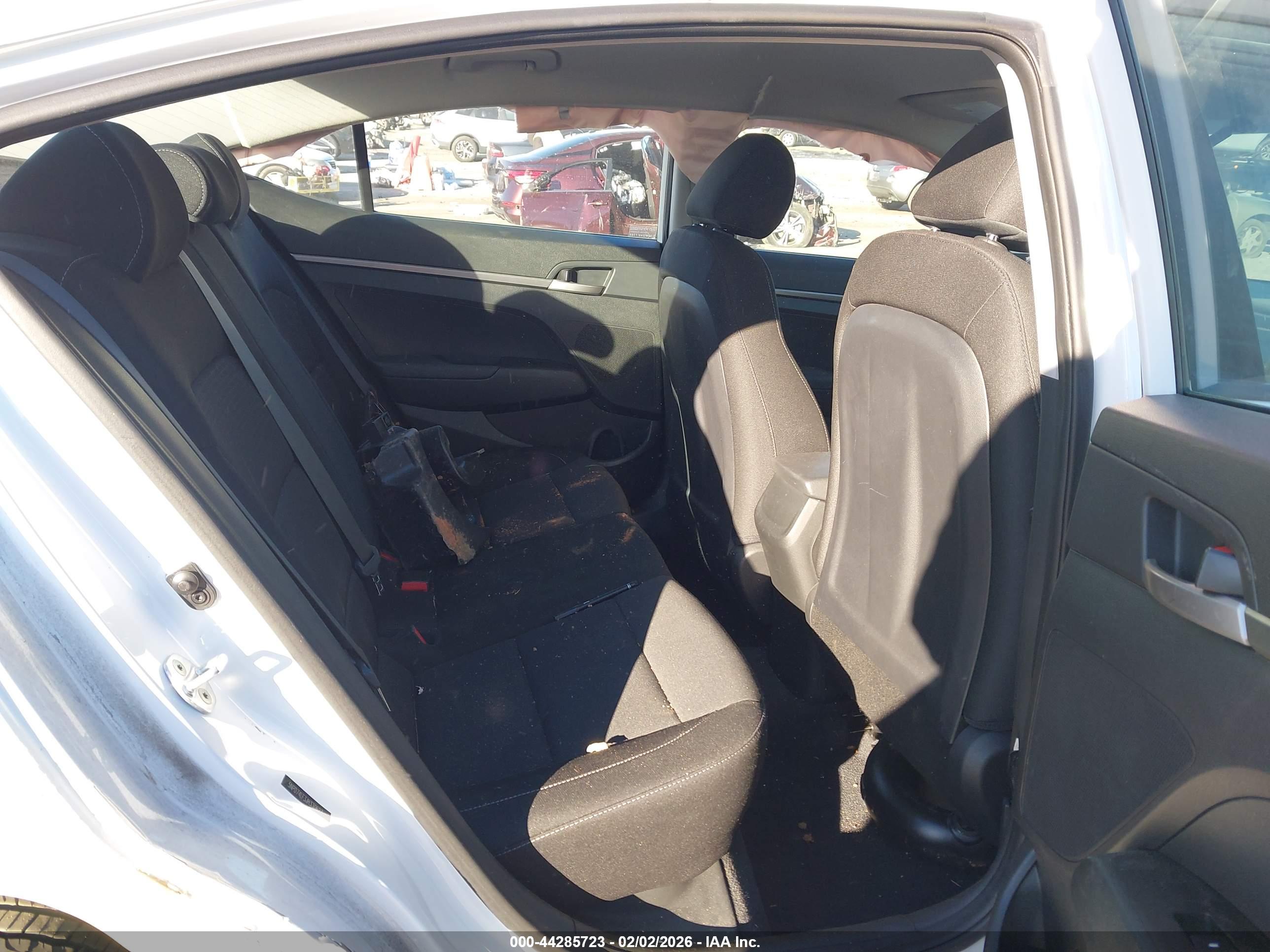 HYUNDAI ELANTRA image 8