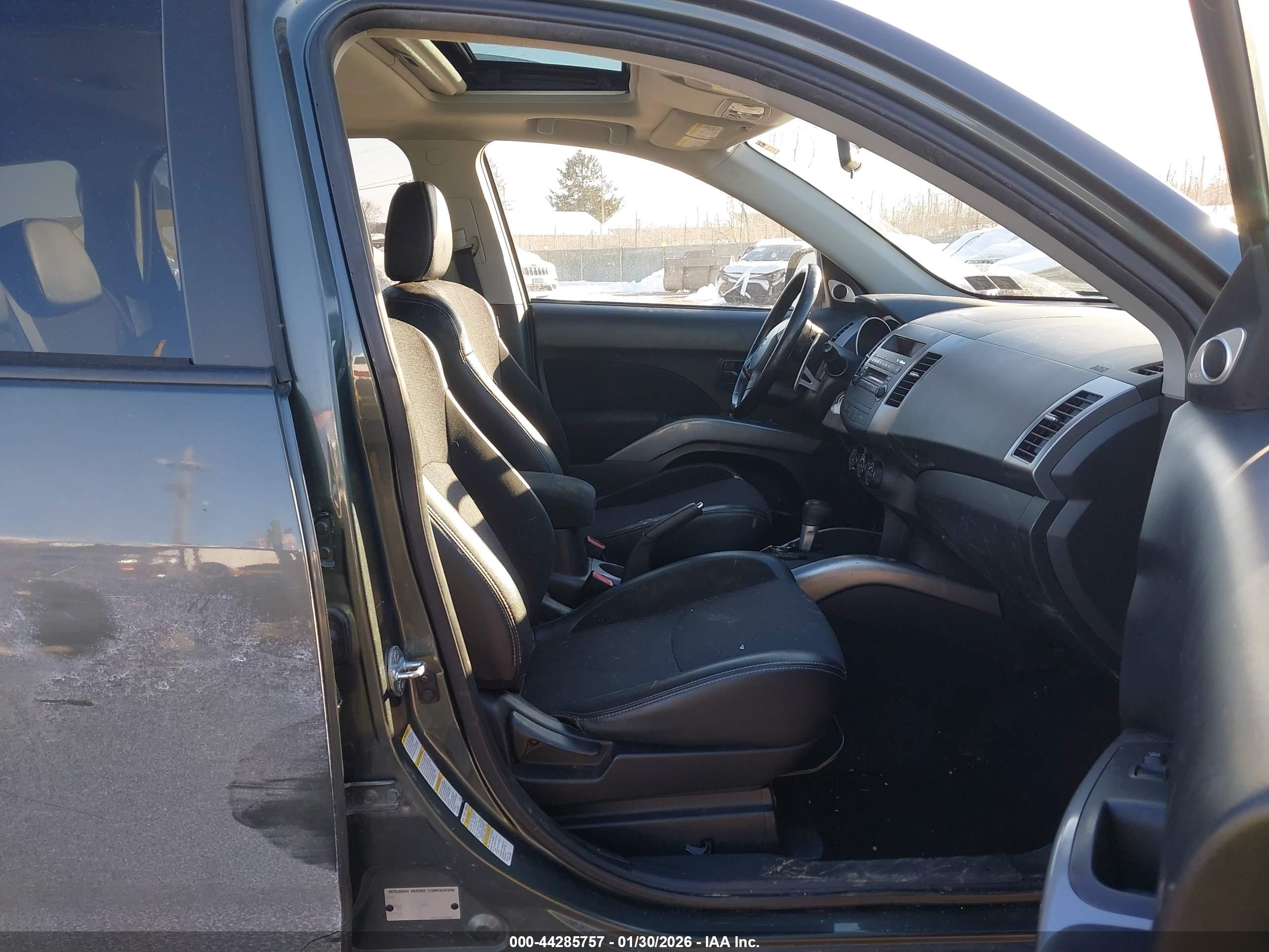 MITSUBISHI OUTLANDER image 5