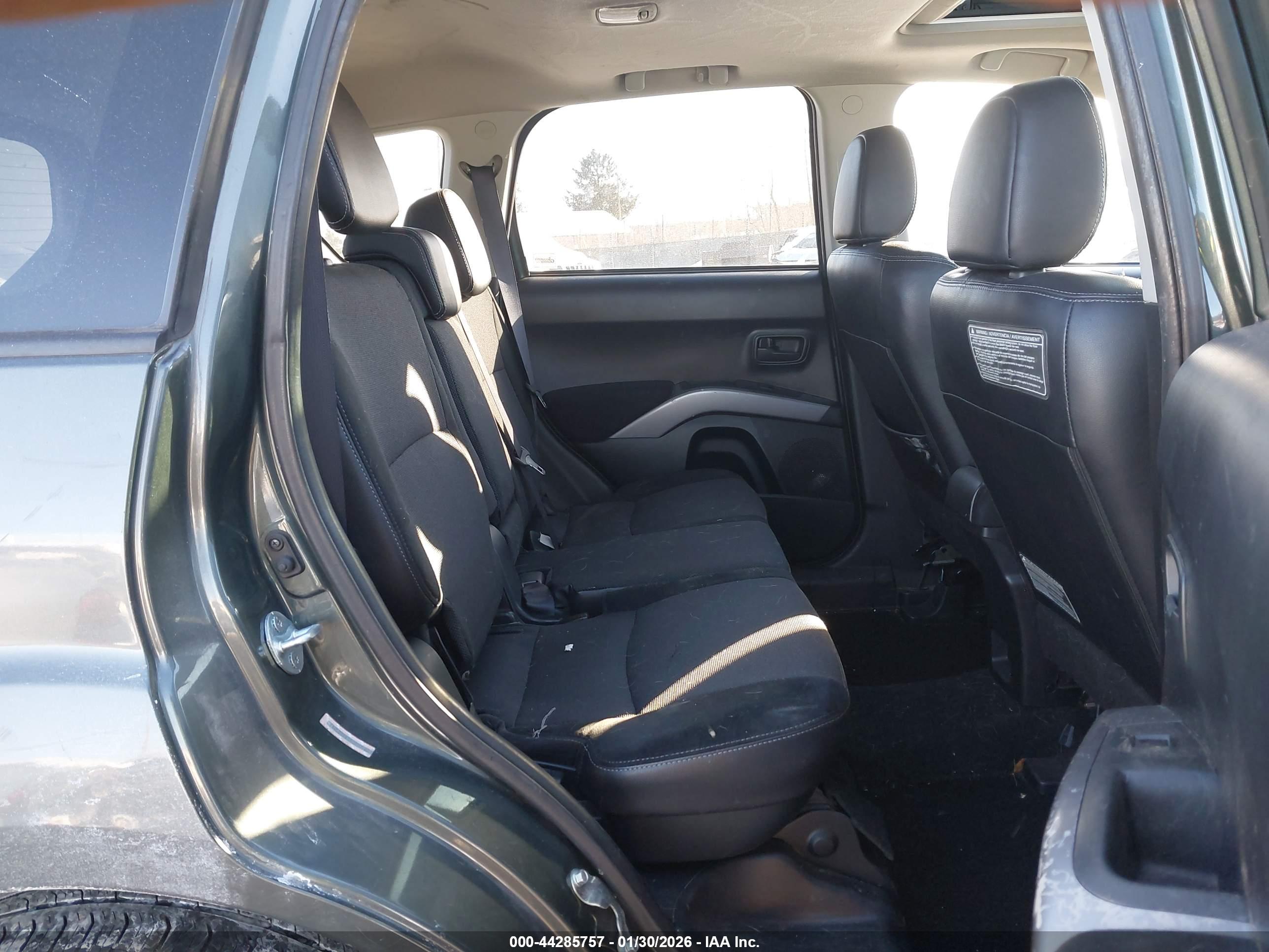 MITSUBISHI OUTLANDER image 8