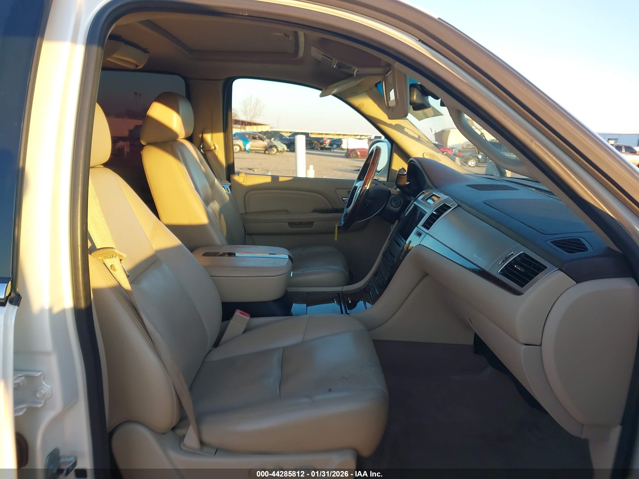 CADILLAC ESCALADE image 5