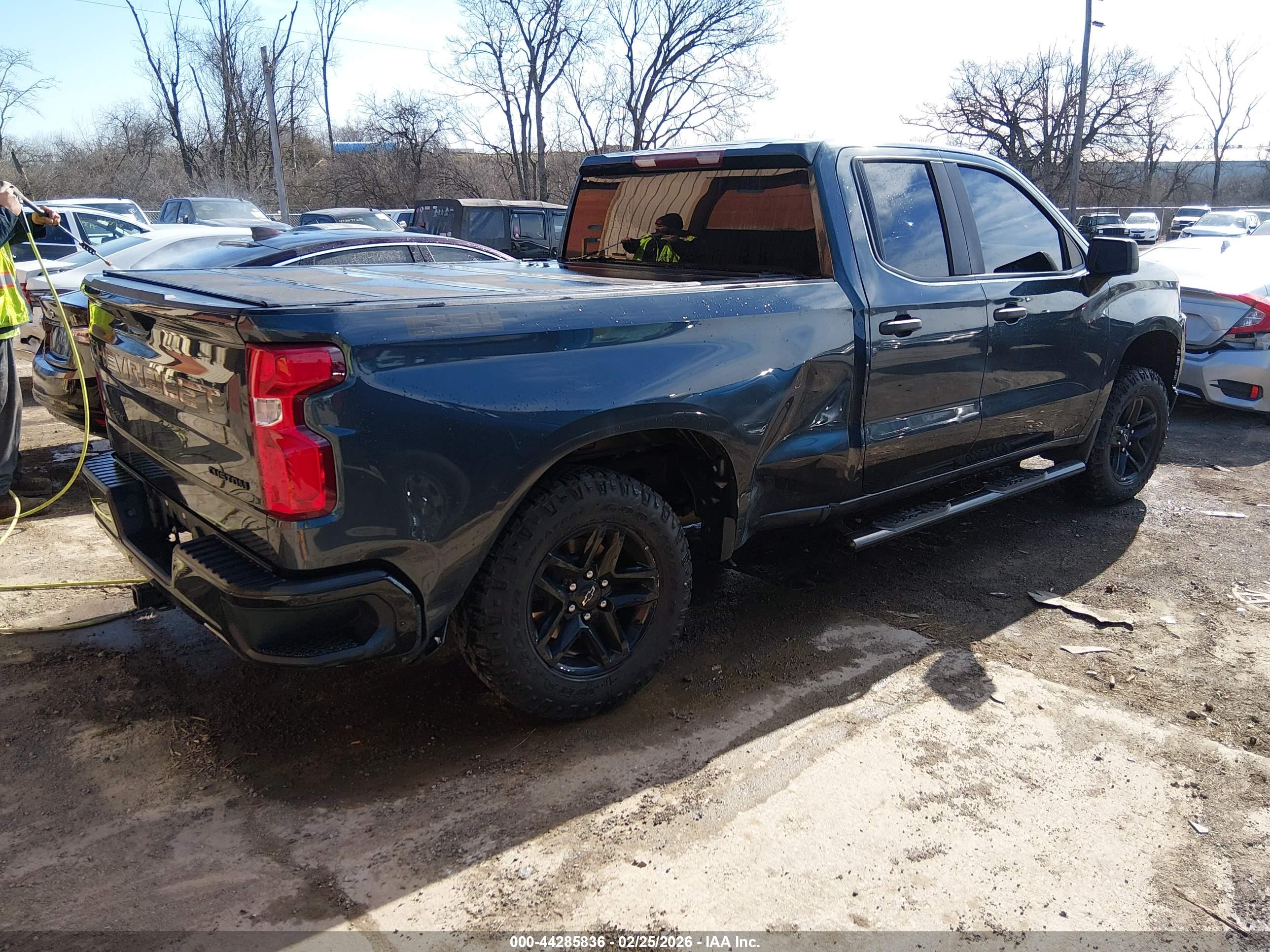 CHEVROLET SILVERADO image 4