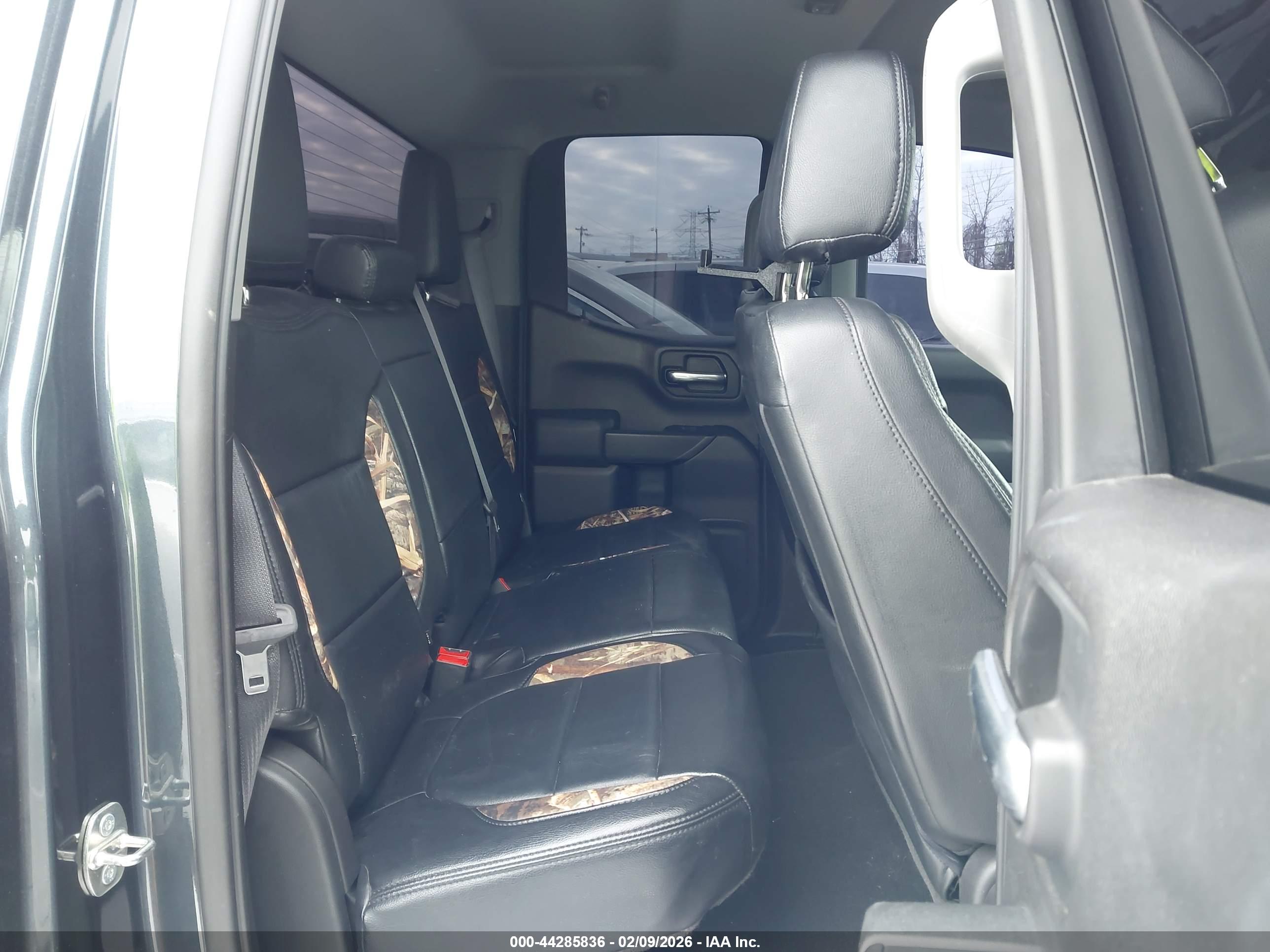 CHEVROLET SILVERADO image 8