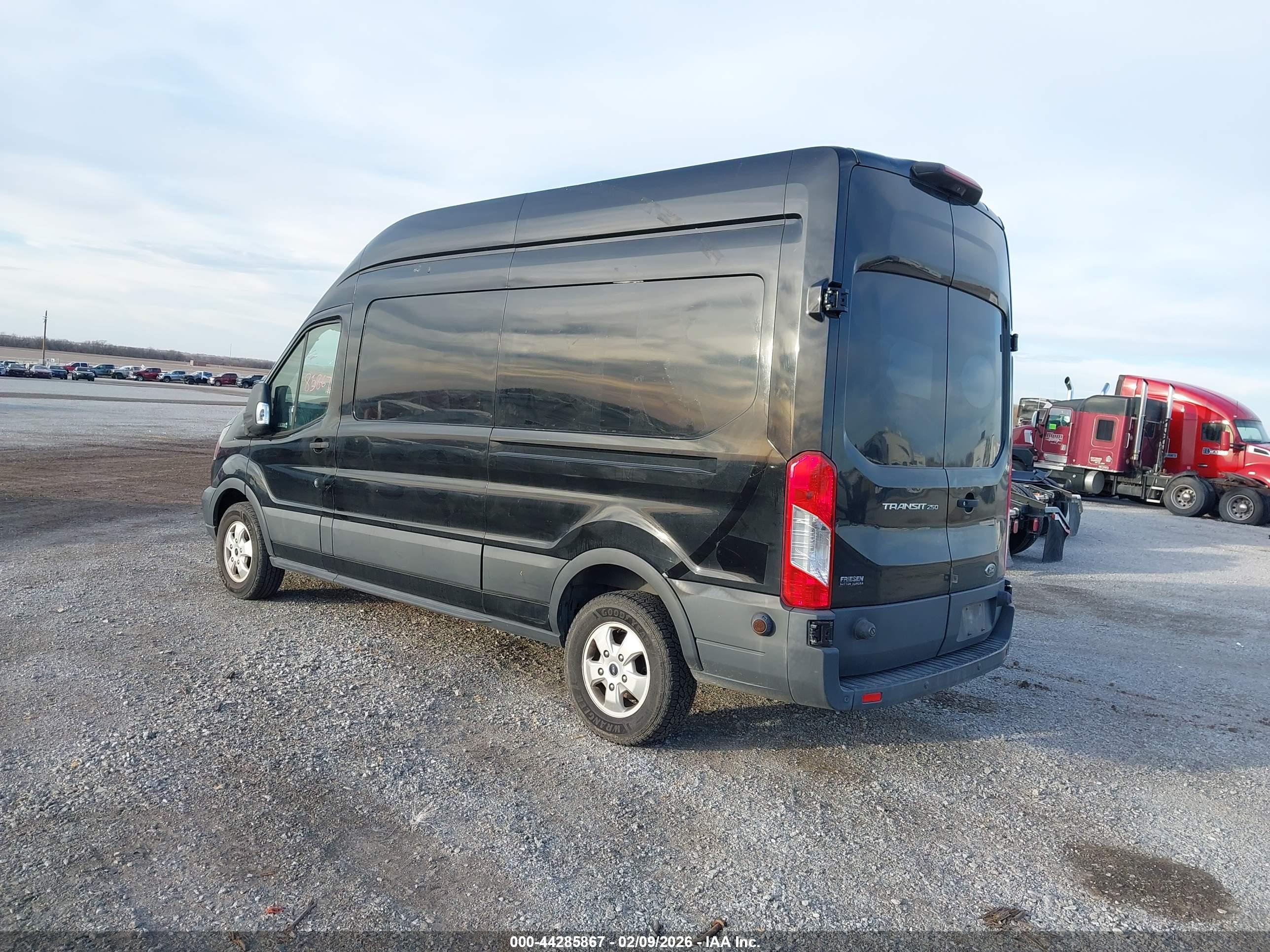 FORD TRANSIT-250 image 3