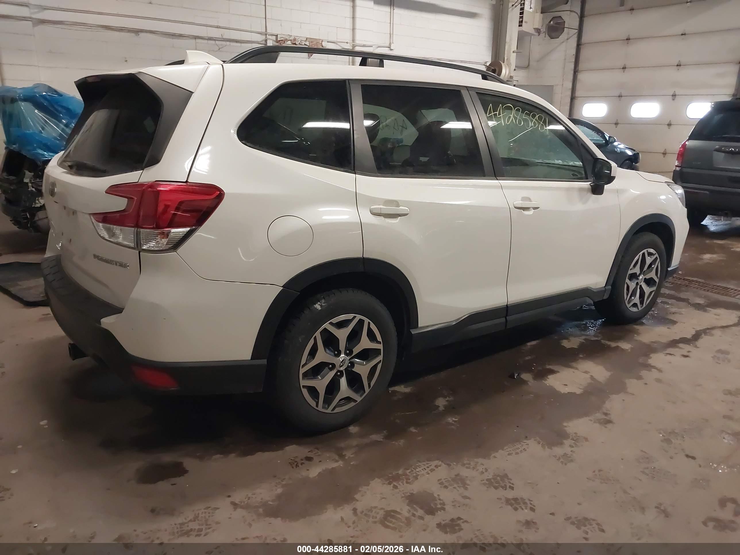SUBARU FORESTER image 4