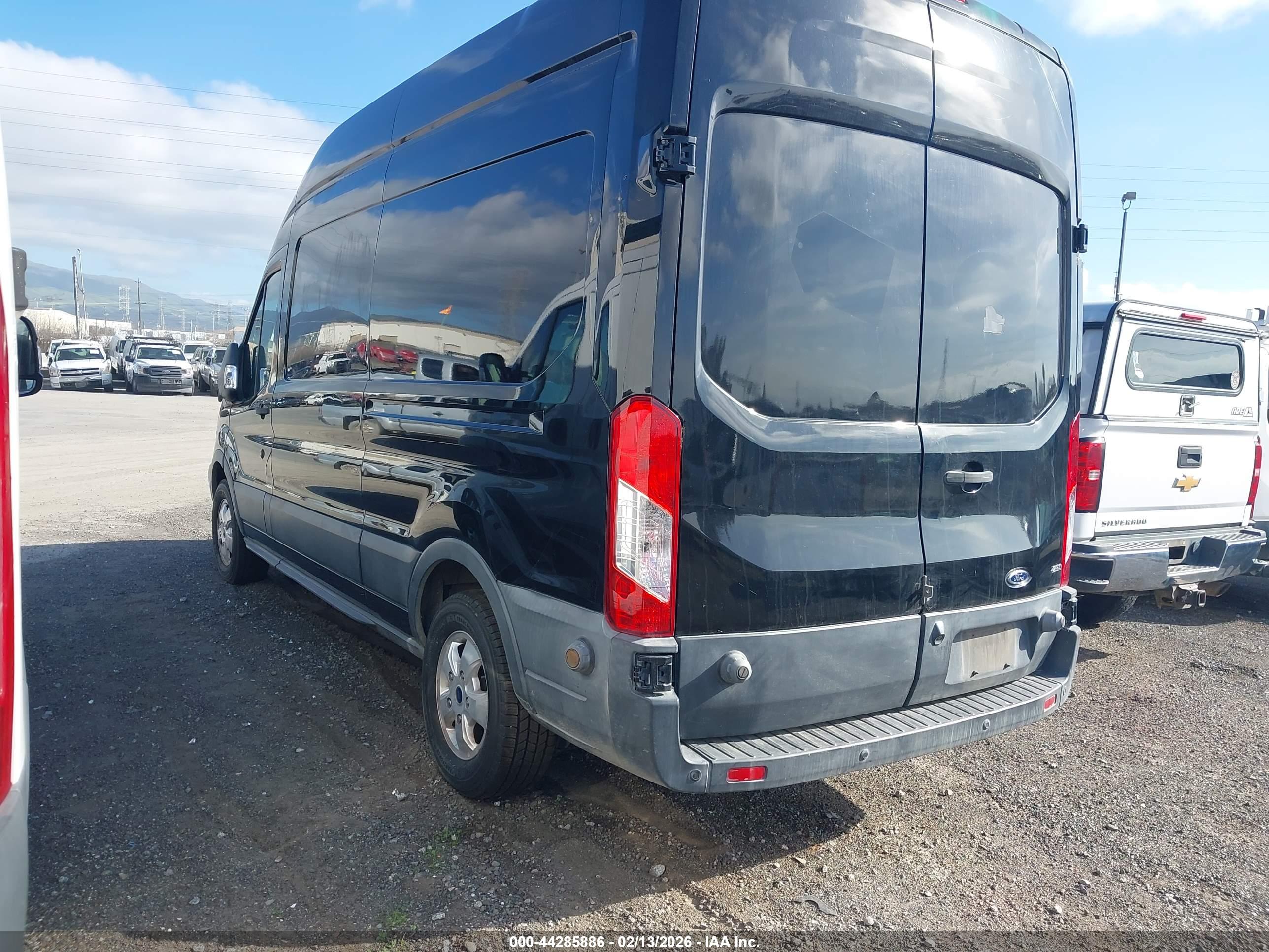 FORD TRANSIT-250 image 3